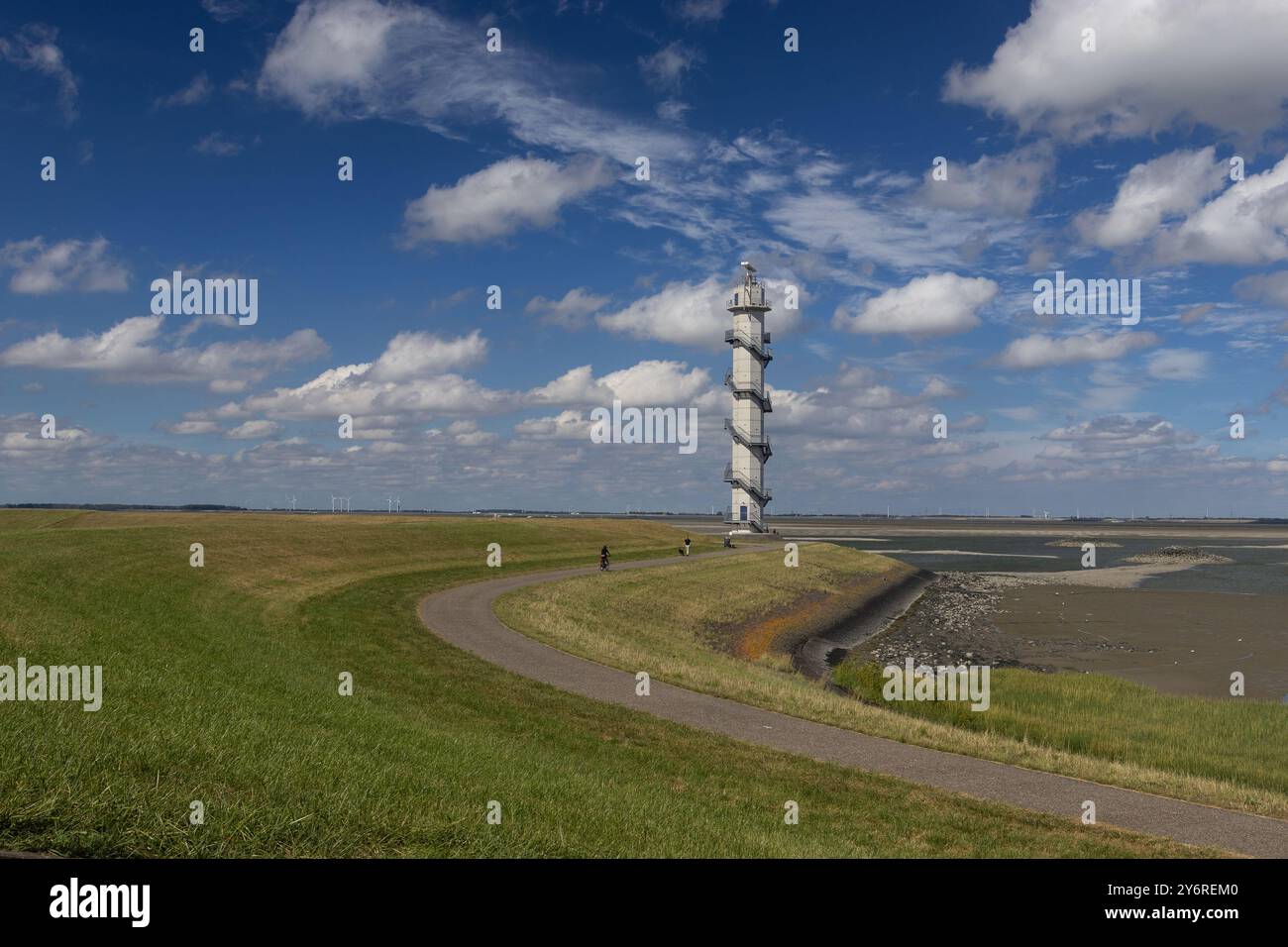Ossenisse radar Tower, sulle rive della Schelda occidentale vicino a Hulst in Zelanda, Paesi Bassi. Situato su un muro marino (diga) con pista ciclabile r Foto Stock