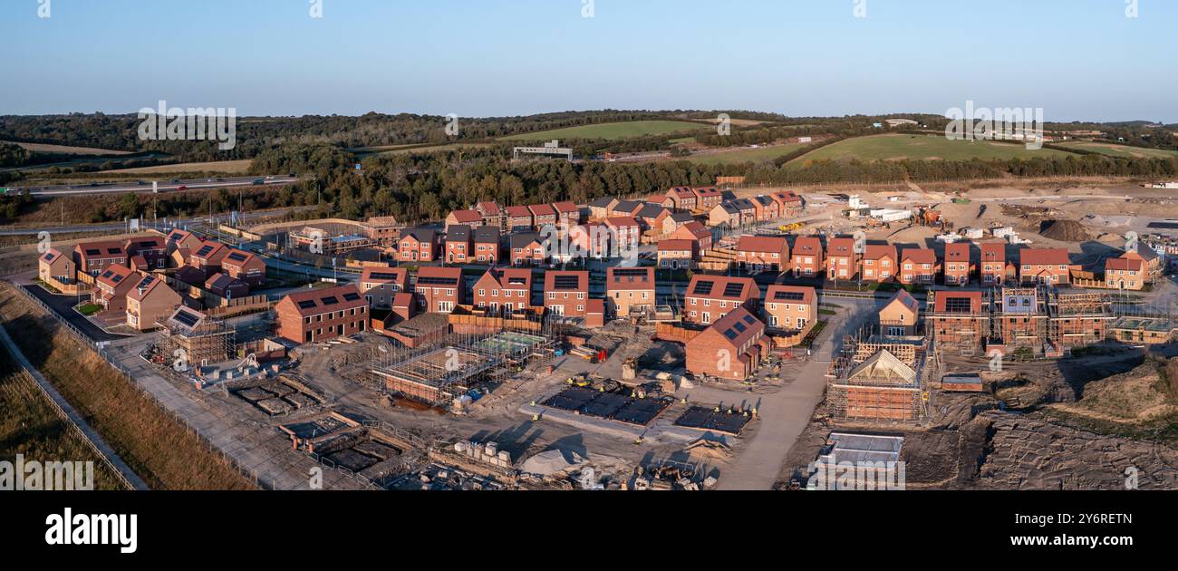Vista panoramica aerea del paesaggio di una nuova costruzione immobiliare con case in costruzione per colmare il divario nella carenza di case nel Regno Unito e integrare Foto Stock