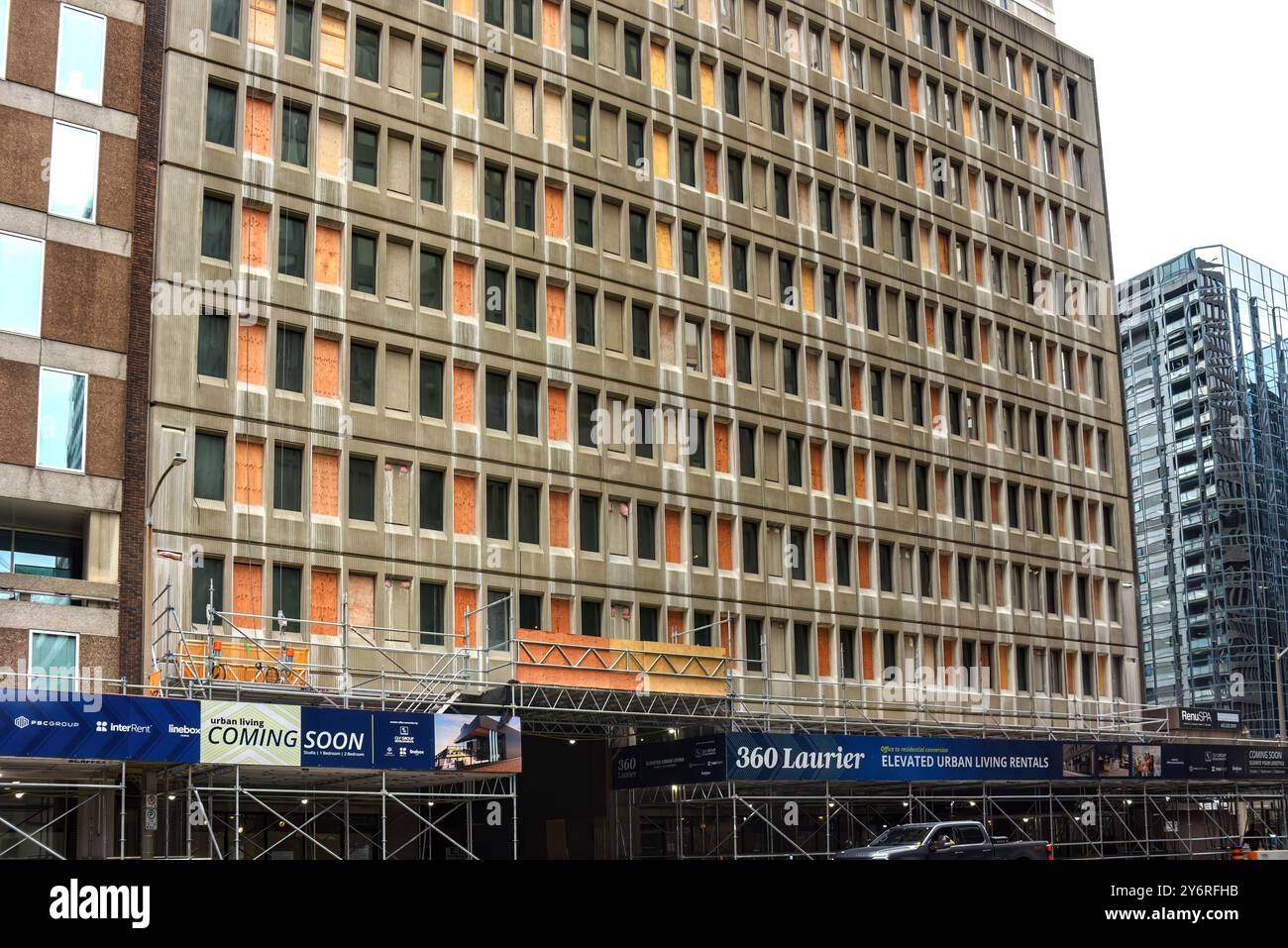 Ottawa, Canada - 25 settembre 2024: L'edificio degli uffici in Laurier Ave W è uno degli edifici da convertire in appartamenti residenziali. Questo fa parte Foto Stock