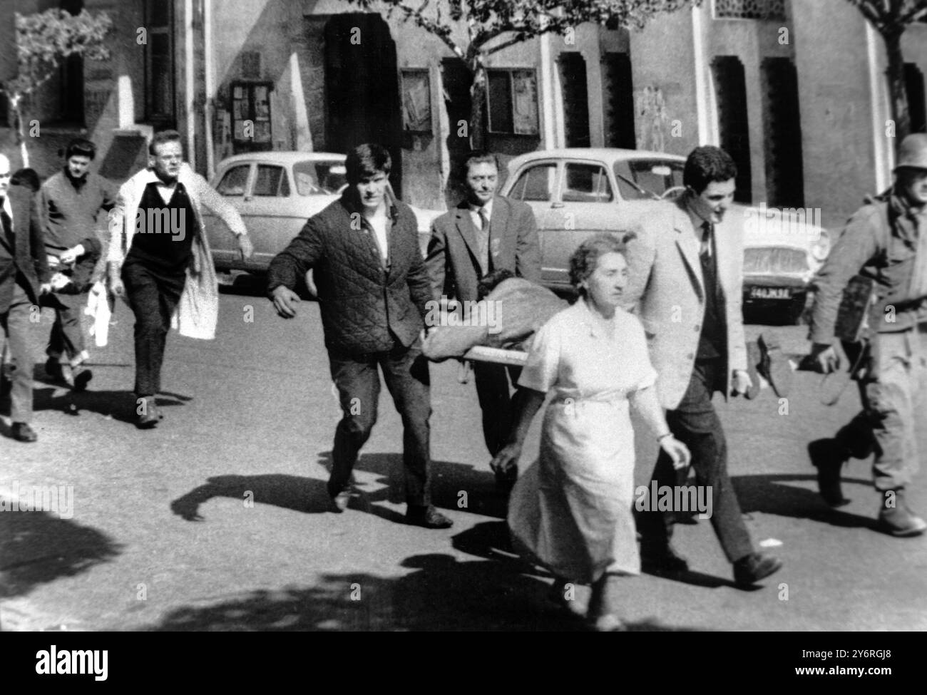 30 MARZO 1962 LE VITTIME CIVILI VENGONO TRASPORTATE IN OSPEDALE DOPO UN MASSACRO DELLE TRUPPE FRANCESI AD ALGERI CHE APRIRONO IL FUOCO DI MITRAGLIATRICI SU UNA MANIFESTAZIONE COMPOSTA PRINCIPALMENTE DA EUROPEI. ALGERIA. Foto Stock