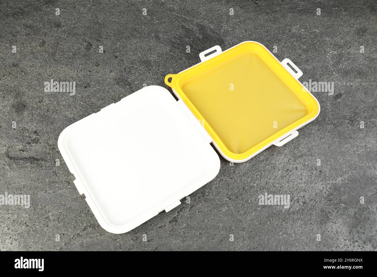 Scatola sandwich in plastica vuota sul tavolo grigio Foto Stock