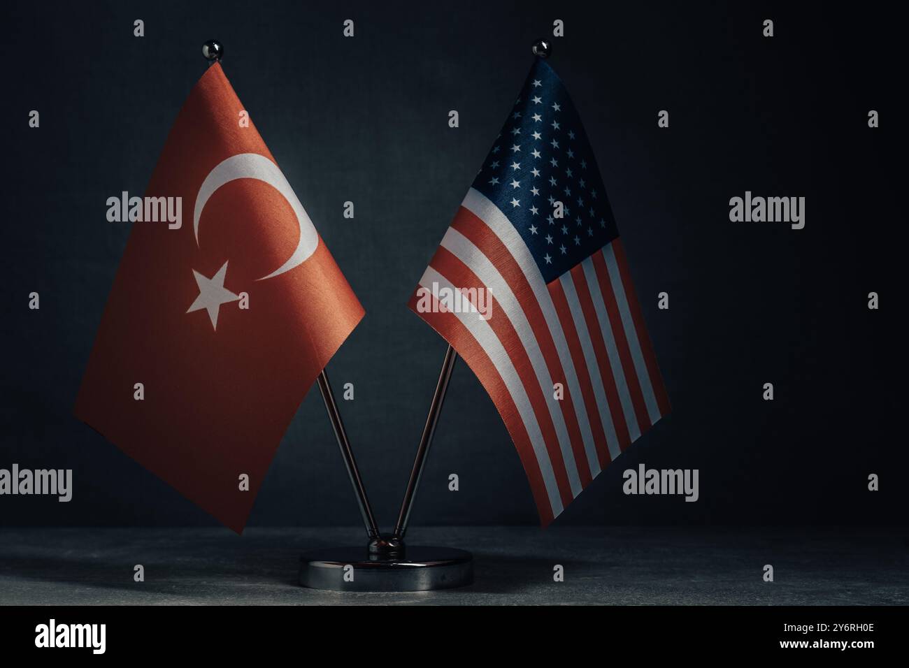 Bandiera degli Stati Uniti d'America e della Turchia su sfondo scuro. Cooperazione tra due paesi Foto Stock