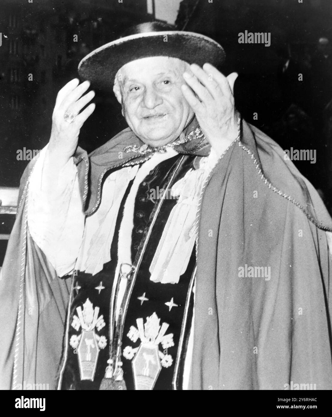 PAPA GIOVANNI XXIII BENEDICE LA FOLLA DEI MARTIRI CANADESI / 27 MARZO 1962 Foto Stock