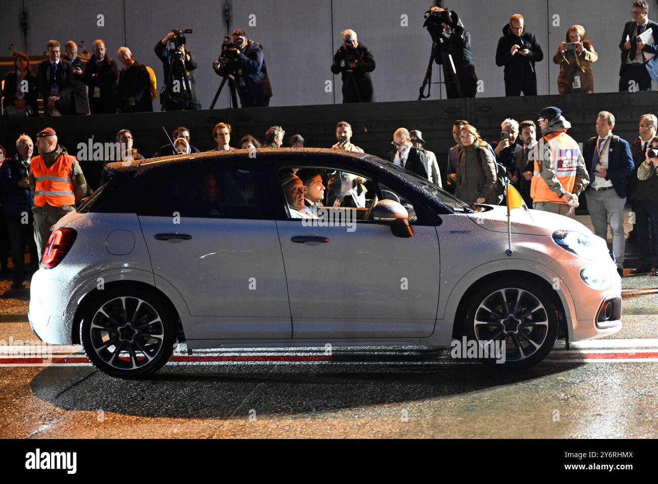 Steenokkerzeel, Belgio. 26 settembre 2024. Papa Francesco e foto all'arrivo dell'aereo papale all'aeroporto militare di Melsbroek a Steenokkerzeel giovedì 26 settembre 2024. Il capo della Chiesa cattolica Papa Francesco, nato Jorge Mario Bergoglio, è in visita in Belgio dal 26 al 29 settembre, per celebrare il seicentesimo anniversario delle università KU Leuven e UCLouvain. BELGA FOTO DIRK WAEM credito: Belga News Agency/Alamy Live News Foto Stock