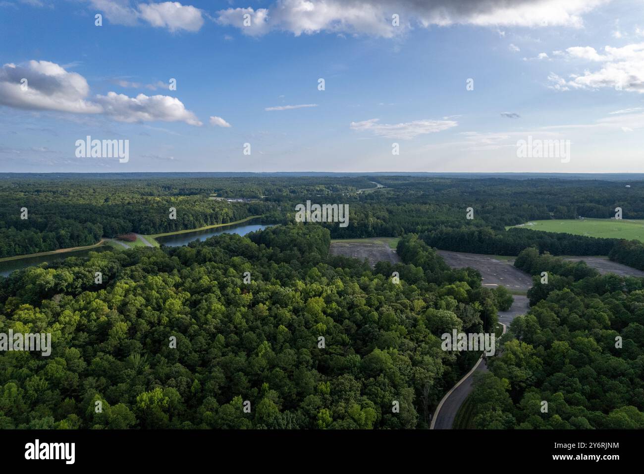 Una lussureggiante foresta verde con un fiume che la attraversa. Il cielo è limpido e blu. Richmond, Stati Uniti Foto Stock