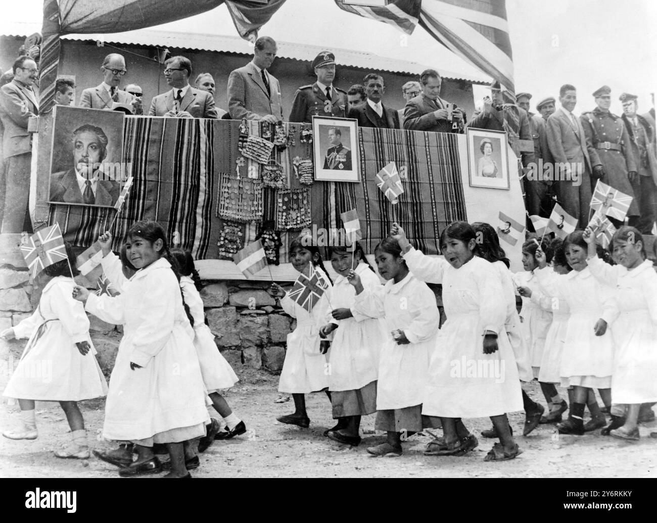 PHILIP PRINCE GUARDA I BAMBINI ONDULARE I JACK SINDACALI IN BOLIVIA 9 MARZO 1962 Foto Stock