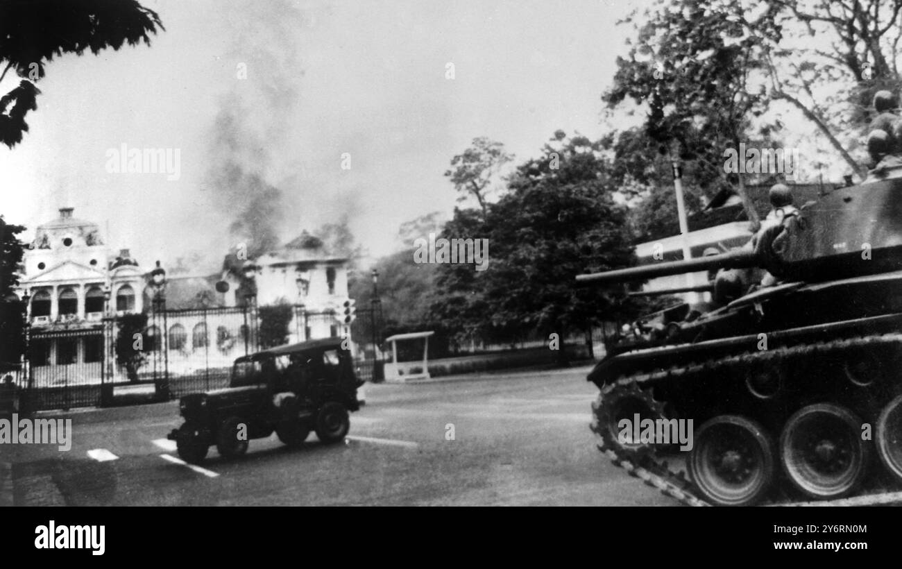 28 FEBBRAIO 1962 TRUPPE LEALI ENTRANO PER PROTEGGERE IL PALAZZO DEL PRESIDENTE DEL VIETNAM DEL SUD, ONG DINH DIEM DOPO UN ATTACCO BOMBA DA PARTE DI COMBATTENTI RIBELLI. TRE PERSONE SONO STATE UCCISE E LA MOGLIE DEL PRESIDENTE CON ALTRE 16 PERSONE SONO RIMASTE FERITE. SAIGON, VIETNAM DEL SUD. Foto Stock