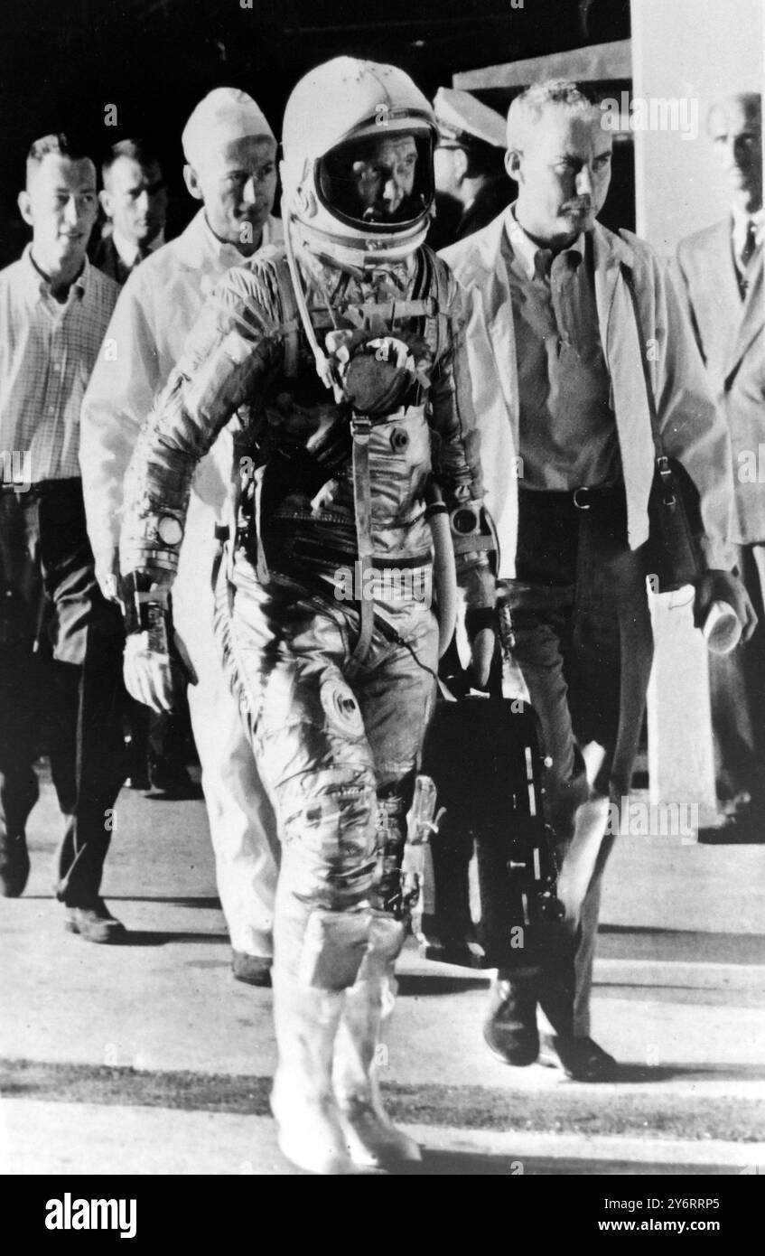 L'ASTRONAUTA AMERICANO JOHN GLENN CON DOUGLAS DR IN VIAGGIO VERSO LA NAVICELLA SPAZIALE / 20 FEBBRAIO 1962 Foto Stock