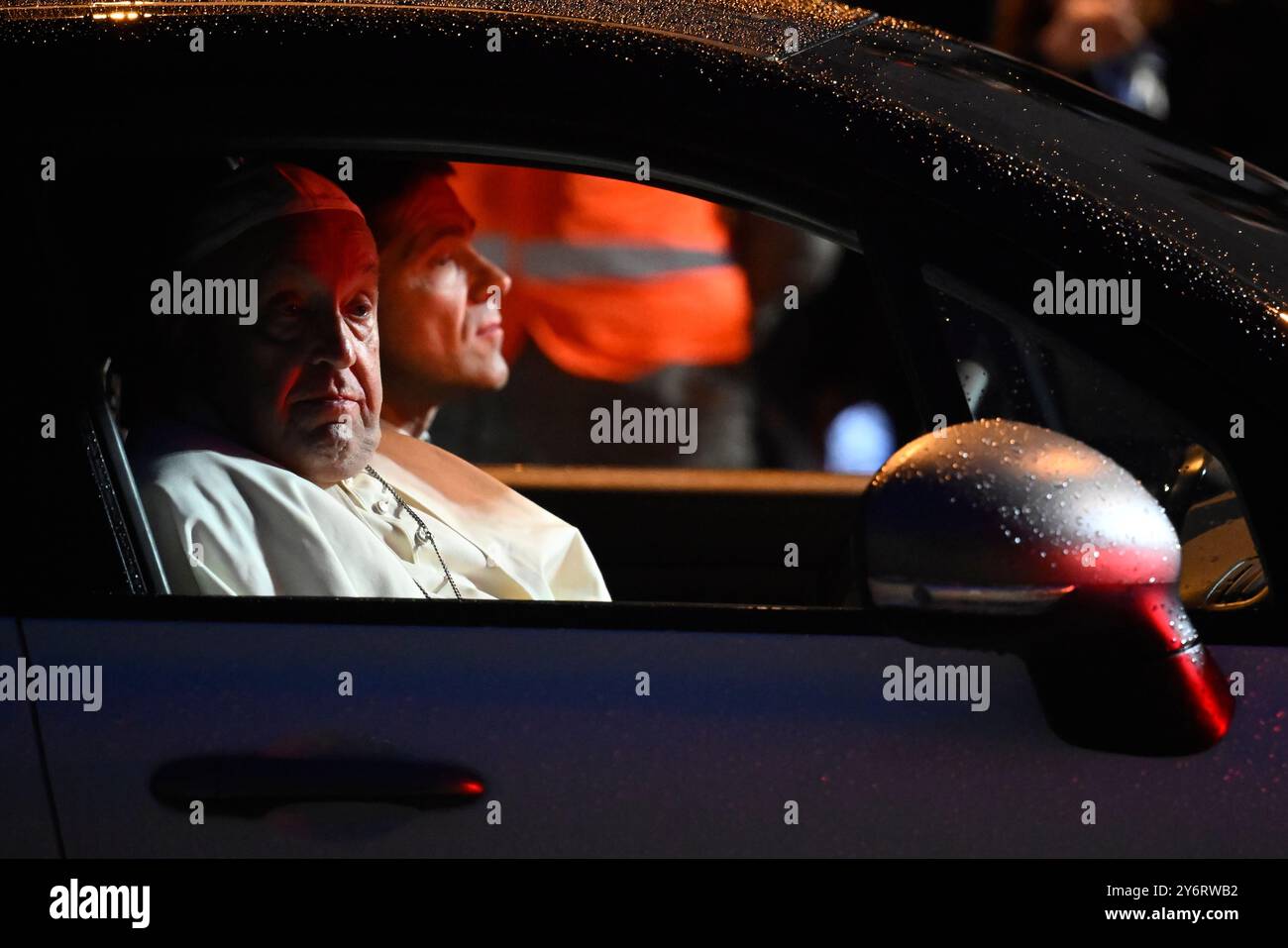 Steenokkerzeel, Belgio. 26 settembre 2024. Papa Francesco nella foto all'arrivo dell'aereo Papale all'aeroporto militare di Melsbroek a Steenokkerzeel giovedì 26 settembre 2024. Il capo della Chiesa cattolica Papa Francesco, nato Jorge Mario Bergoglio, è in visita in Belgio dal 26 al 29 settembre, per celebrare il seicentesimo anniversario delle università KU Leuven e UCLouvain. BELGA FOTO DIRK WAEM credito: Belga News Agency/Alamy Live News Foto Stock