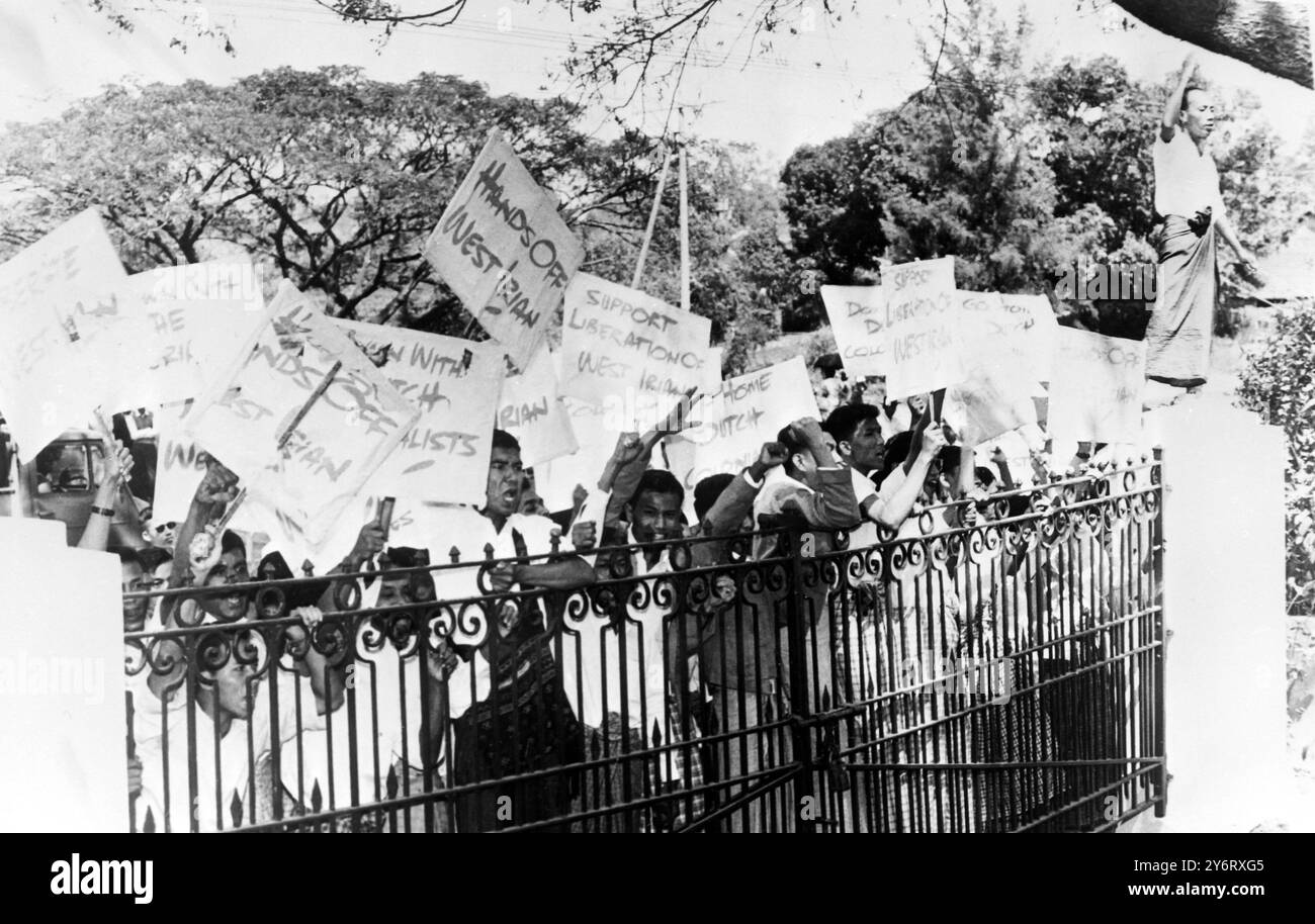 MANIFESTAZIONE CONTRO L'OCCUPAZIONE OLANDESE NUOVA GUINEA 9 FEBBRAIO 1962 Foto Stock