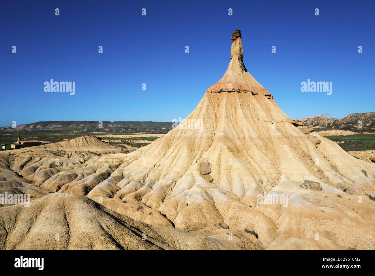 Un'impressionante formazione rocciosa in un paesaggio desertico sotto un cielo azzurro cristallino, Castildetierra, Parco naturale Bardenas Reales, deserto, semi-deserto, Navarra, Na Foto Stock