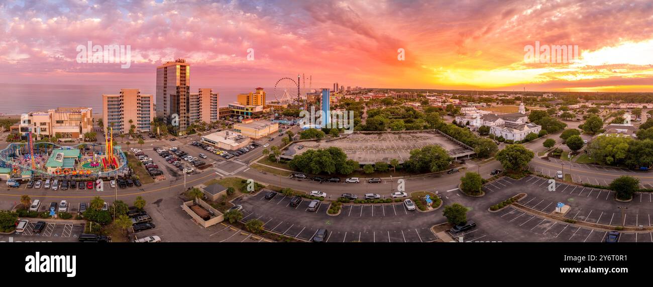 Alti hotel e proprietà per vacanze in spiaggia fiancheggiano la costa della Carolina sull'oceano Atlantico nella spiaggia di Myrtle, popolare nel cielo colorato estivo Foto Stock