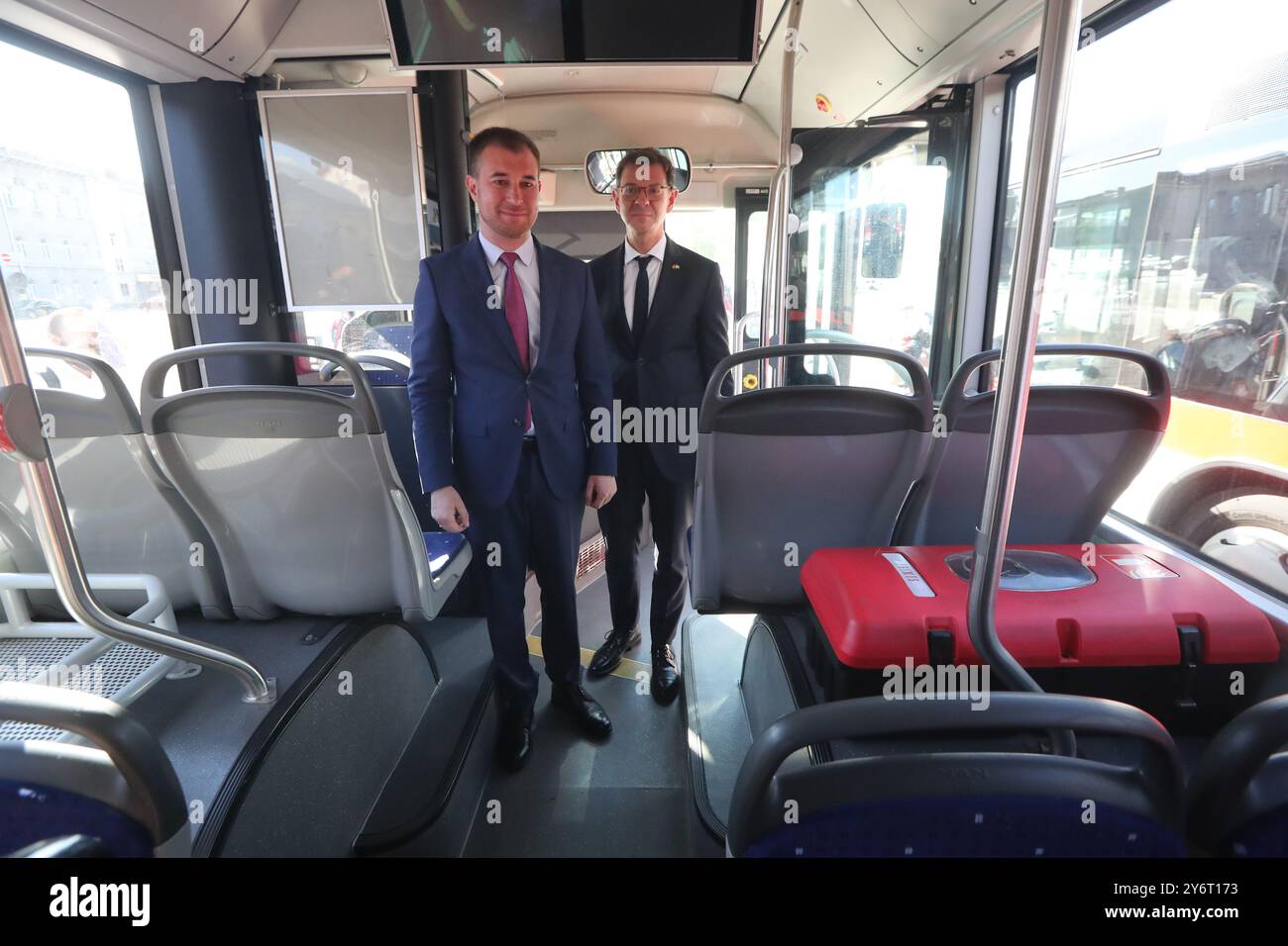 CHERNIHIV, UCRAINA - 24 SETTEMBRE 2024 - l'Ambasciatore straordinario e plenipotenziario della Svizzera in Ucraina Felix Baumann (R) e il sindaco di Chernihiv Oleksandr Lomako partecipano alla cerimonia di consegna degli autobus dalla città di San Gallo (Svizzera), Chernihiv, Ucraina settentrionale Foto Stock