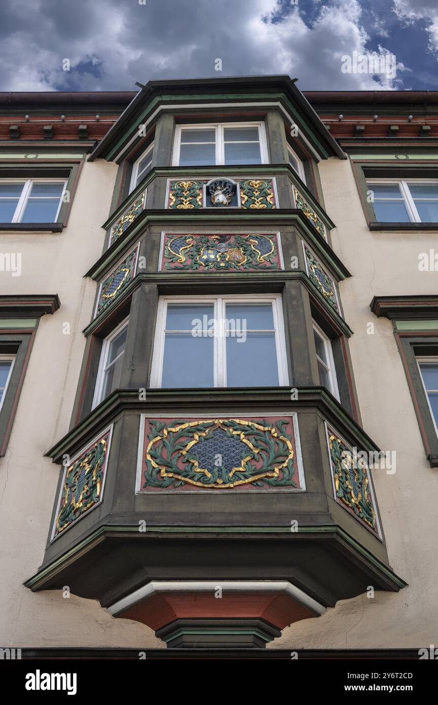 Finestra a due piani presso l'Obere Apotheke, storica casa cittadina intorno al 1900, strada principale 30, Rottweil, Baden-Wuerttemberg, Germania, Europa Foto Stock