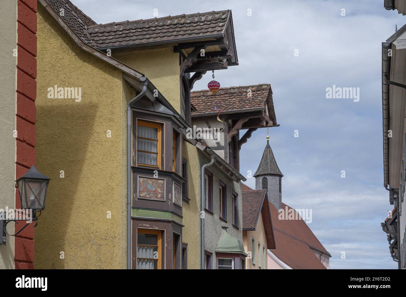 Case storiche con finestre a bovindo e finestre a bovindo con ascensore sul tetto, Villingen-Schwenningen, Baden-Wuerttemberg, Germania, Europa Foto Stock