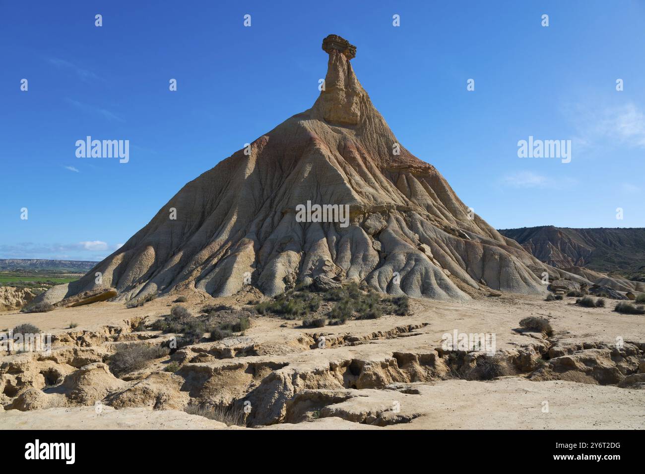 Una grande roccia sorge da un deserto sabbioso sotto un cielo azzurro cristallino, Castildetierra, Parco naturale Bardenas Reales, deserto, semi-deserto, Navarra, Nafarroa Foto Stock