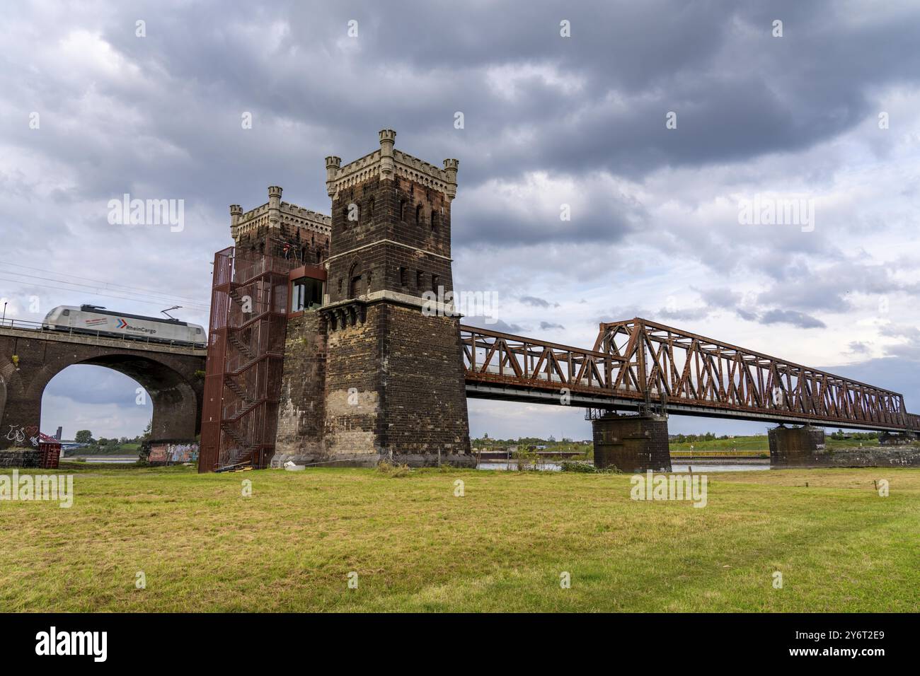 Il ponte ferroviario Duisburg-Hochfeld-Rheinhausen, sul Reno, i treni regionali e molti treni merci attraversano il Reno qui, dal 1950, trave in acciaio b Foto Stock