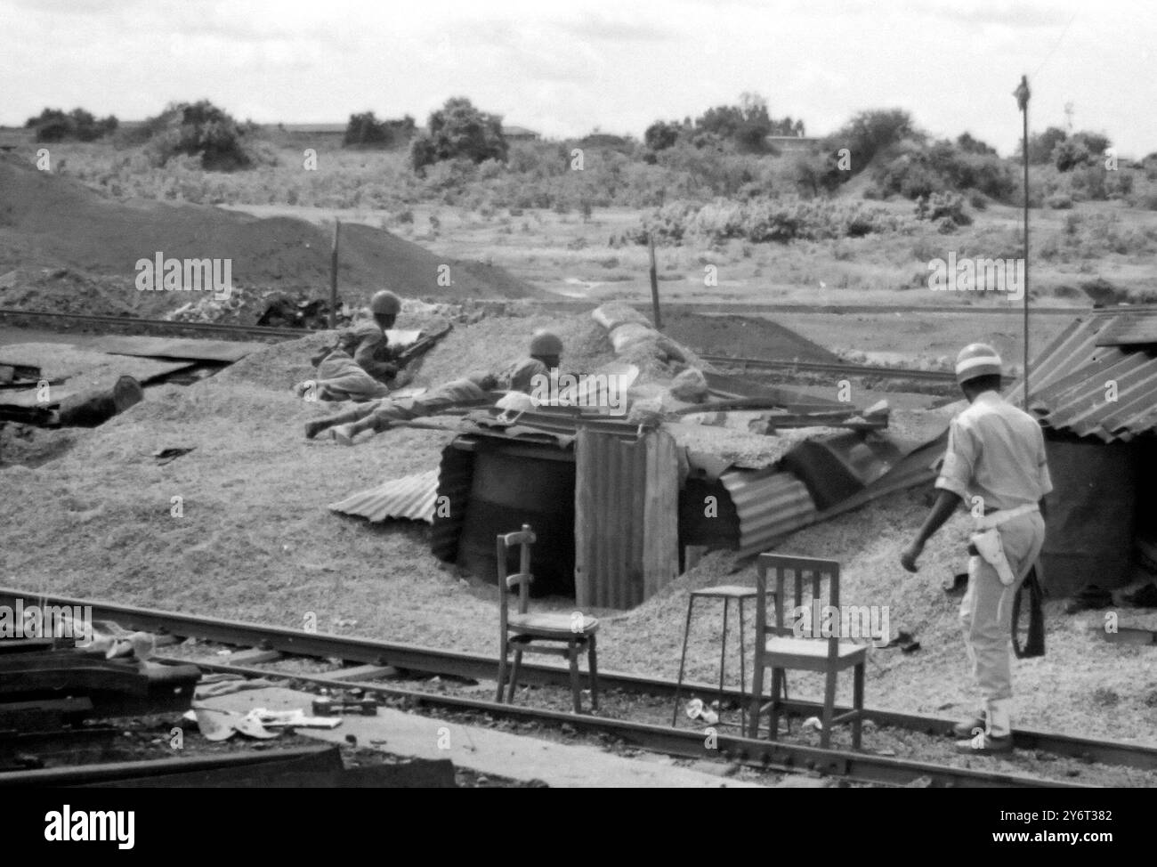 LE TRUPPE DELL'UNIONE MINIERE DELLE NAZIONI UNITE ALLERTANO ACCANTO ALLA FERROVIA KATANGA 20 GENNAIO 1962 Foto Stock