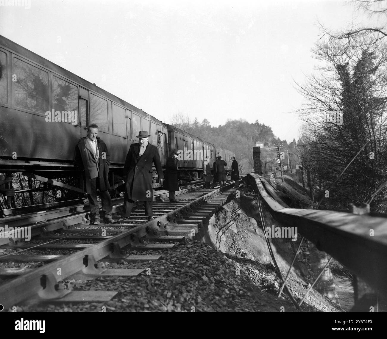 IL PONTE FERROVIARIO HA COLLASSATO IL TRENO EGDES BEN OLTRE IL PERICOLO LINEA INTERROTTA 13 GENNAIO 1962 Foto Stock
