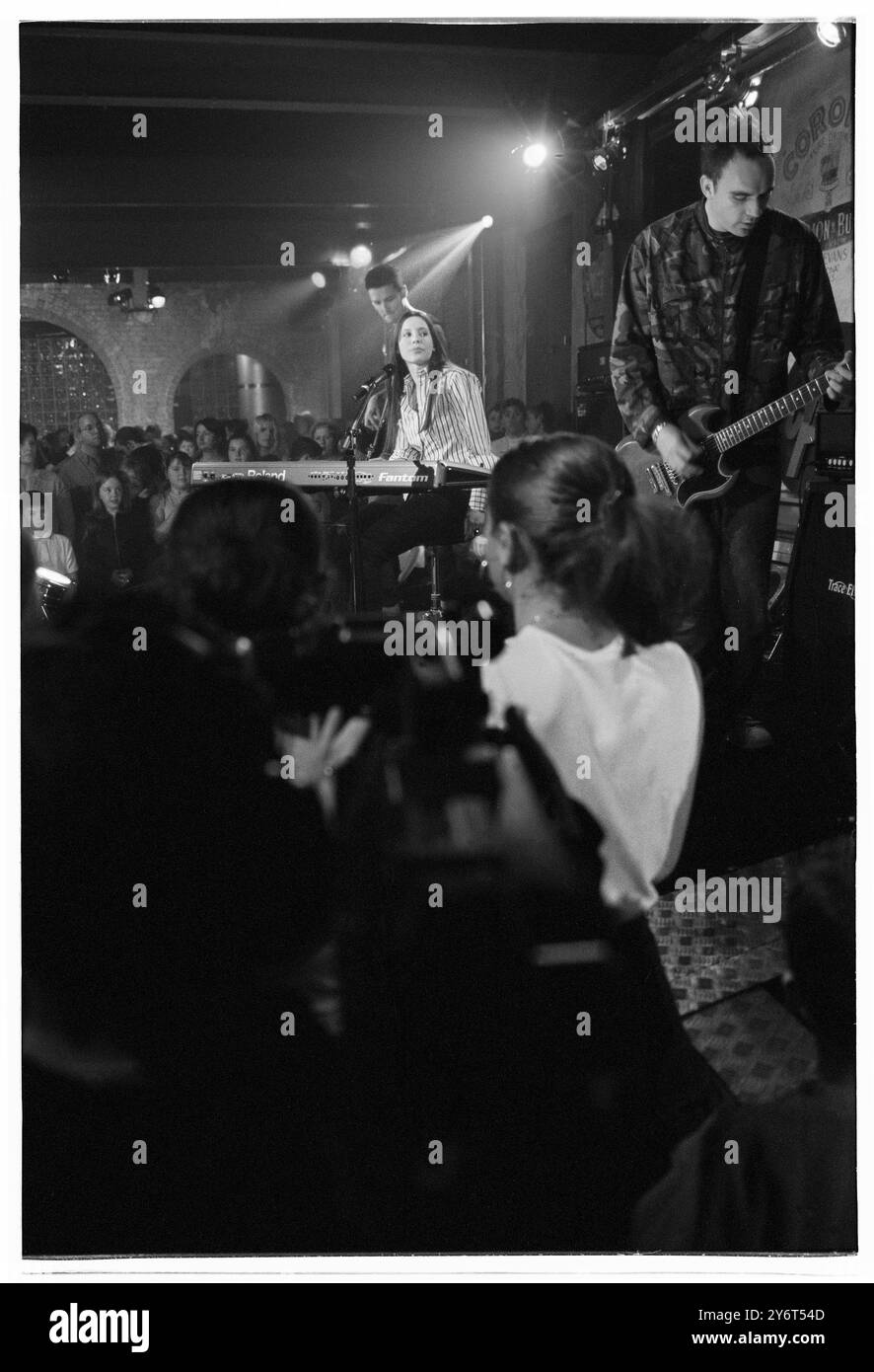 NERINA PALLOT, GIOVANE, PROGRAMMA televisivo, 2001: The view of the whole TV set, Crowd and studio as cantautrice Nerina Pallot apparendo per promuovere il suo album di debutto 'Dear frustrated Superstar' nello show televisivo Pop Factory di ITV a Porth, Galles, Regno Unito il 1° settembre 2001. Foto: Rob Watkins. INFO: Nerina Pallot è una cantautrice britannica nota per la sua voce emotiva e i testi introspettivi. Mescolando influenze pop, folk e rock, la sua musica esplora temi di amore, vita e crescita personale. Tra le canzoni più importanti ci sono Sophia e Everybody's Gone to War. Foto Stock