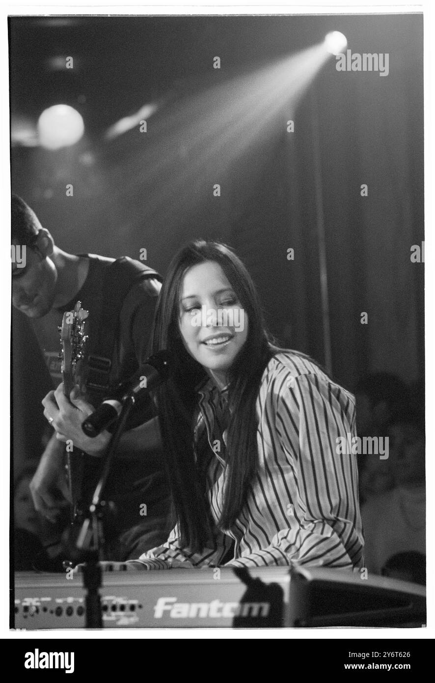 NERINA PALLOT, GIOVANE, PROGRAMMA televisivo, 2001: La cantautrice Nerina Pallot appare per promuovere il suo album di debutto "Dear frustrated Superstar" nel programma televisivo musicale di ITV Pop Factory a Porth, Galles, Regno Unito, il 1° settembre 2001. Foto: Rob Watkins. INFO: Nerina Pallot è una cantautrice britannica nota per la sua voce emotiva e i testi introspettivi. Mescolando influenze pop, folk e rock, la sua musica esplora temi di amore, vita e crescita personale. Tra le canzoni più importanti ci sono Sophia e Everybody's Gone to War. Foto Stock