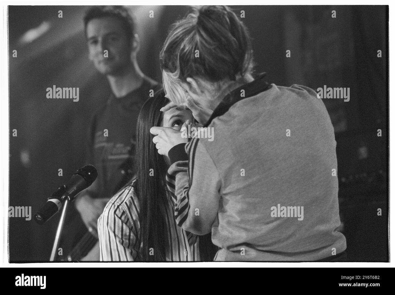 MAKE UP ARTIST, NERINA PALLOT, GIOVANE, PROGRAMMA televisivo, 2001: La cantautrice Nerina Pallot ha toccato il trucco tra una presa e l'altra, mentre appare per promuovere il suo album di debutto "Dear frustrated Superstar" nello show televisivo musicale di ITV Pop Factory a Porth, Galles, Regno Unito, il 1° settembre 2001. Foto: Rob Watkins. INFO: Nerina Pallot è una cantautrice britannica nota per la sua voce emotiva e i testi introspettivi. Mescolando influenze pop, folk e rock, la sua musica esplora temi di amore, vita e crescita personale. Tra le canzoni più importanti ci sono Sophia e Everybody's Gone to War. Foto Stock