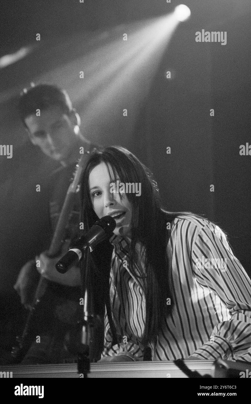 NERINA PALLOT, GIOVANE, PROGRAMMA televisivo, 2001: La cantautrice Nerina Pallot appare per promuovere il suo album di debutto "Dear frustrated Superstar" nel programma televisivo musicale di ITV Pop Factory a Porth, Galles, Regno Unito, il 1° settembre 2001. Foto: Rob Watkins. INFO: Nerina Pallot è una cantautrice britannica nota per la sua voce emotiva e i testi introspettivi. Mescolando influenze pop, folk e rock, la sua musica esplora temi di amore, vita e crescita personale. Tra le canzoni più importanti ci sono Sophia e Everybody's Gone to War. Foto Stock