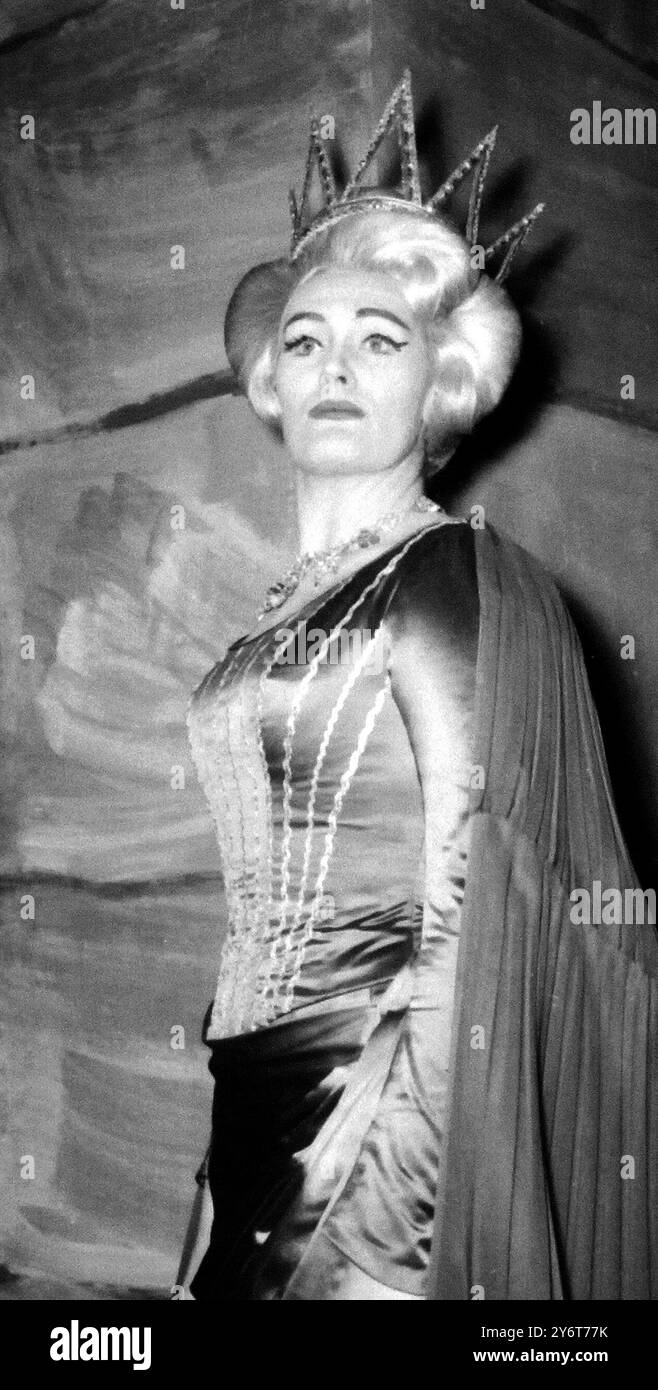 2 GENNAIO 1962 SOPRANO AUSTRALIANO, JOAN SUTHERLAND, IN PROVA PER IL SUO RUOLO DI "REGINA DELLA NOTTE" NELL'OPERA "IL FLAUTO MAGICO" DI MOZART. ROYAL OPERA HOUSE, COVENT GARDEN, LONDRA, INGHILTERRA. Foto Stock