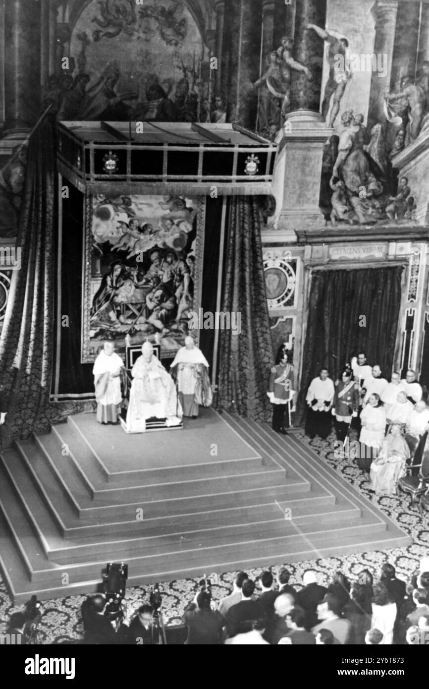 PAPA GIOVANNI XXIII DÀ LA SUA BENEDIZIONE NELLA CITTÀ DEL VATICANO 27 DICEMBRE 1961 Foto Stock