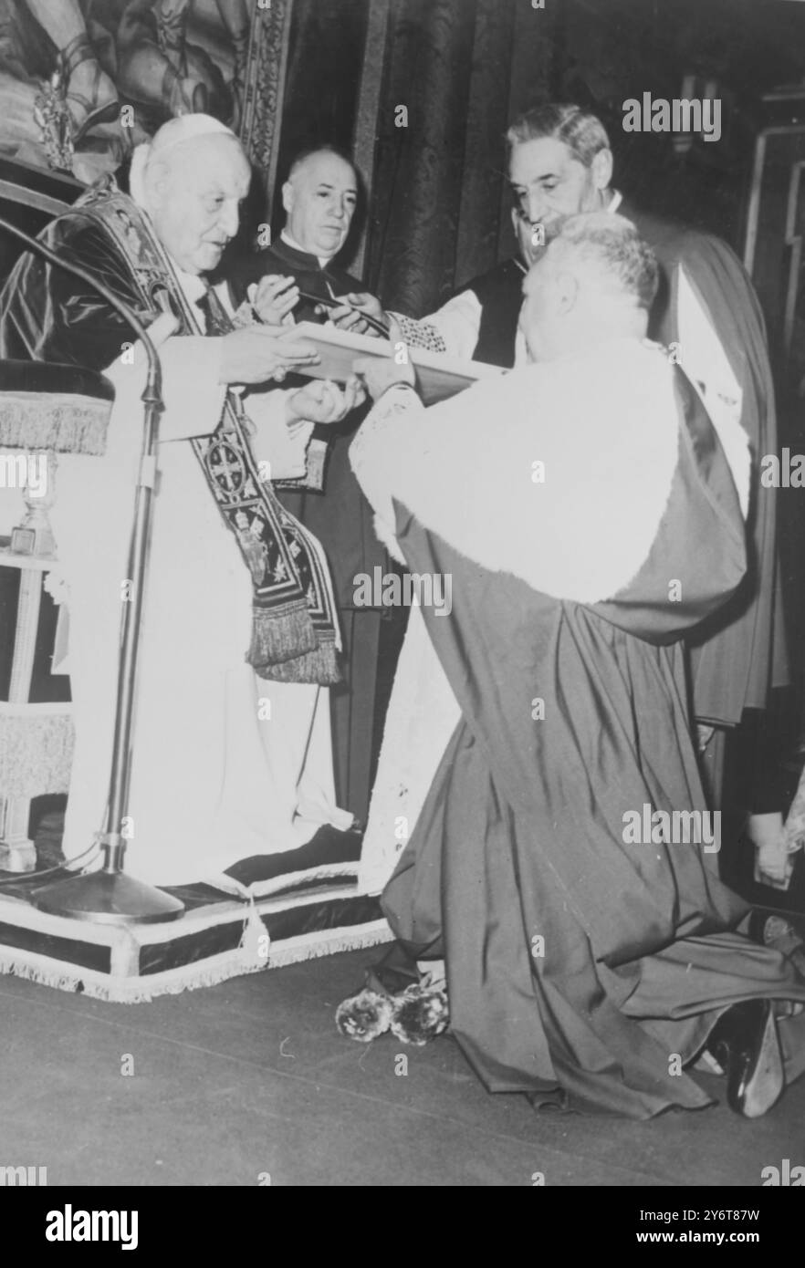 PAPA GIOVANNI XXIII CON PERICLE FELICI IN VATICANO / 27 DICEMBRE 1961 Foto Stock