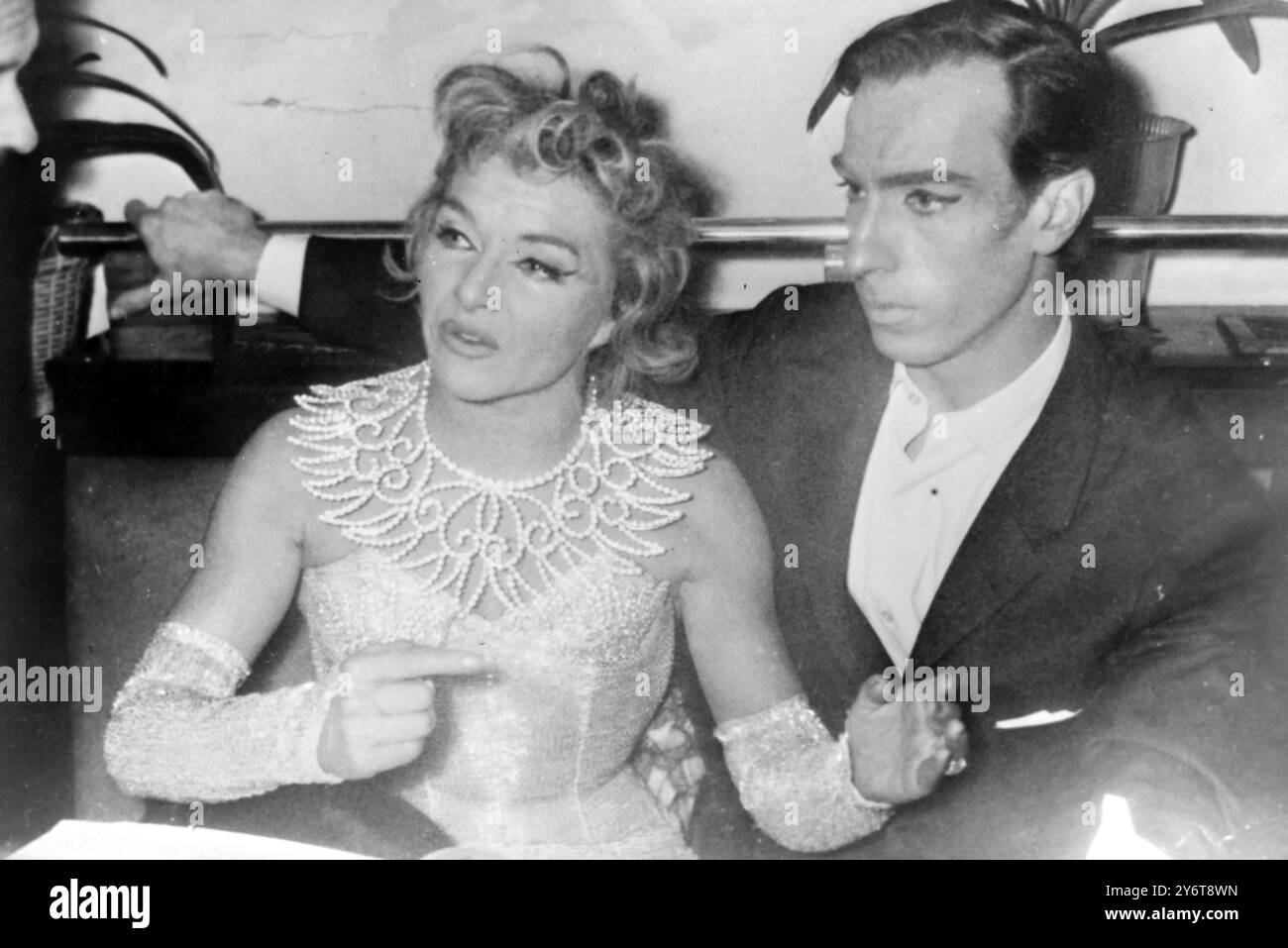 FIRE PARIS NIGHT CLUB POP CANTANTE LINE RENAUD 21 DICEMBRE 1961 Foto Stock