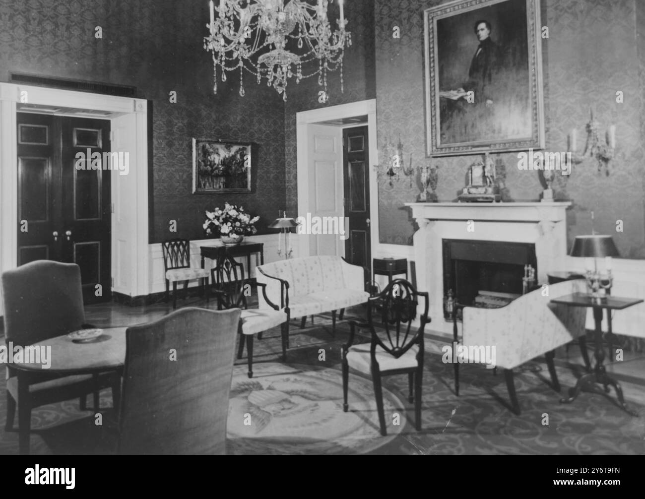 LA CASA BIANCA - INTERNO questa foto , scattata nell'aprile 1952 , mostra la ' Green Room' alla Casa Bianca di Washington DC , che è stata ristrutturata dopo che la famiglia Truman si è trasferita da Blair House. Al primo piano , la camera , con il sigillo presidenziale nel tappeto , prende il nome dal suo decor verde e oro . Da quando Presiden Kennedy si è trasferito nella Whote House, questa camera è stata nuovamente ristrutturata. Vedere l'immagine di confronto IPU426679 15 dicembre 1961 Foto Stock