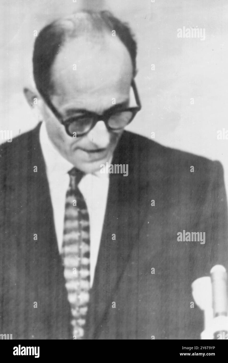 IL NAZISTA ADOLF EICHMANN AL SUO PROCESSO A GERUSALEMME IL 14 DICEMBRE 1961 Foto Stock