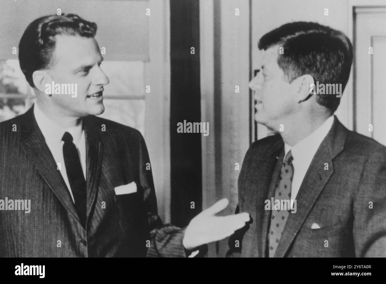 IL PRESIDENTE DEGLI STATI UNITI JOHN F KENNEDY CON BILLY GRAHAM ALLA CASA BIANCA / 14 DICEMBRE 1961 Foto Stock