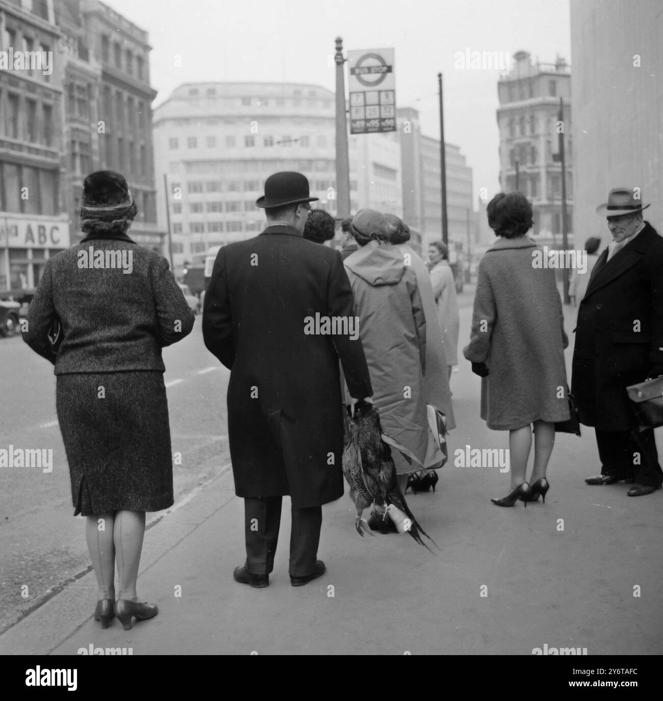 SHOPPING NATALIZIO A LONDRA IL 12 DICEMBRE 1961 Foto Stock