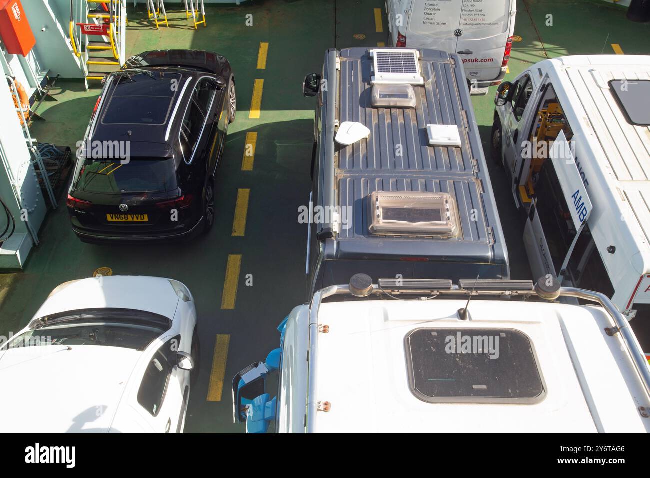 Rothesay, Argyll & Bute, Scozia, settembre 2024, una vista dall'alto dei veicoli sul roll on roll off dal traghetto da Wemyss Bay all'Isola di Bute Foto Stock
