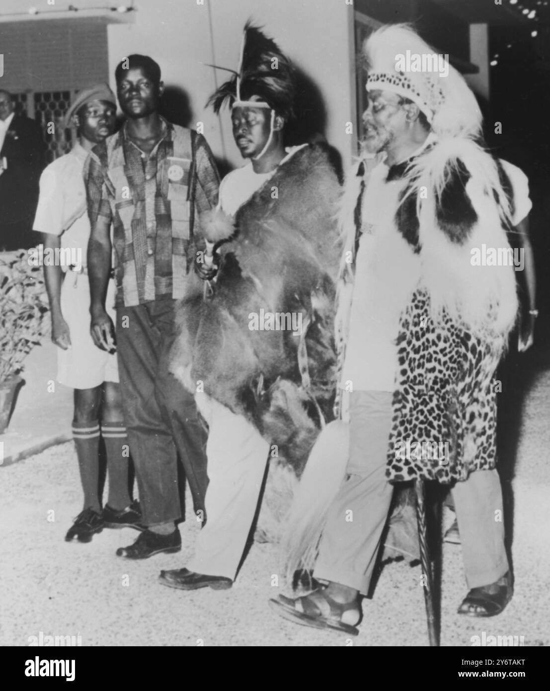 JOMO KENYATTA IN COSTUME NAZIONALE CELEBRAZIONI PER L'INDIPENDENZA DELLO STATO A TANGANICA / 10 DICEMBRE 1961 Foto Stock