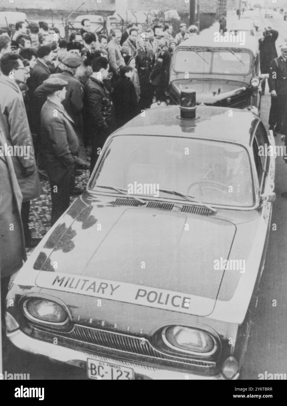 Un veicolo della polizia militare degli Stati Uniti (in primo piano) blocca una jeep sovietica (sfondo) a Berlino Ovest oggi, quando due auto della polizia militare americana avevano fermato il veicolo russo a circa un chilometro e mezzo dal checkpoint di Friedrichstrasse. La jeep russa trasportava funzionari russi. Le pattuglie russe visitano periodicamente Berlino Ovest proprio come le pattuglie statunitensi, francesi e britanniche entrano e si spostano a Berlino Est. 4 DICEMBRE 1961 Foto Stock