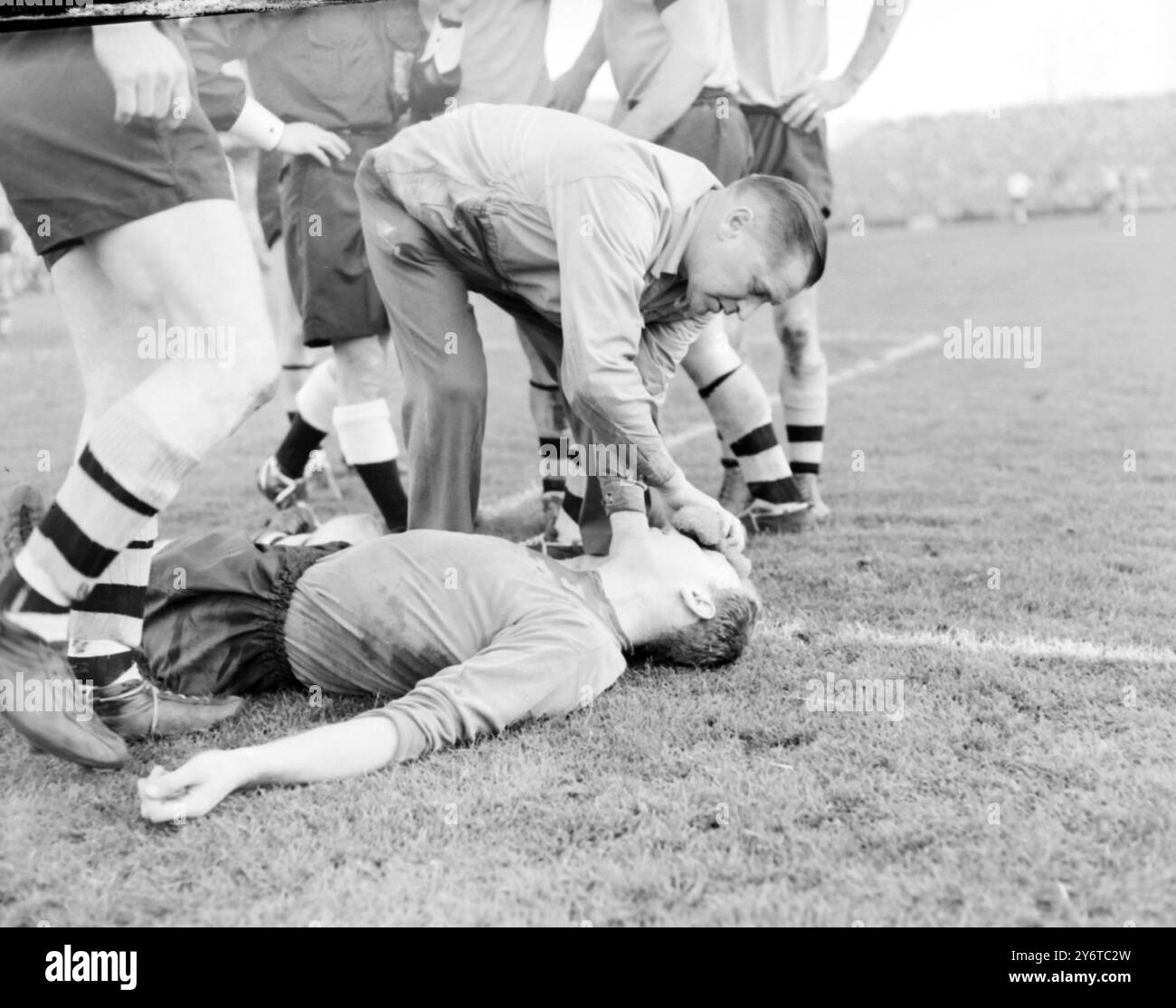 IL CALCIATORE MALCOLM FINLAYSON HA FATTO MALE IN CAMPO / 2 DICEMBRE 1961 Foto Stock