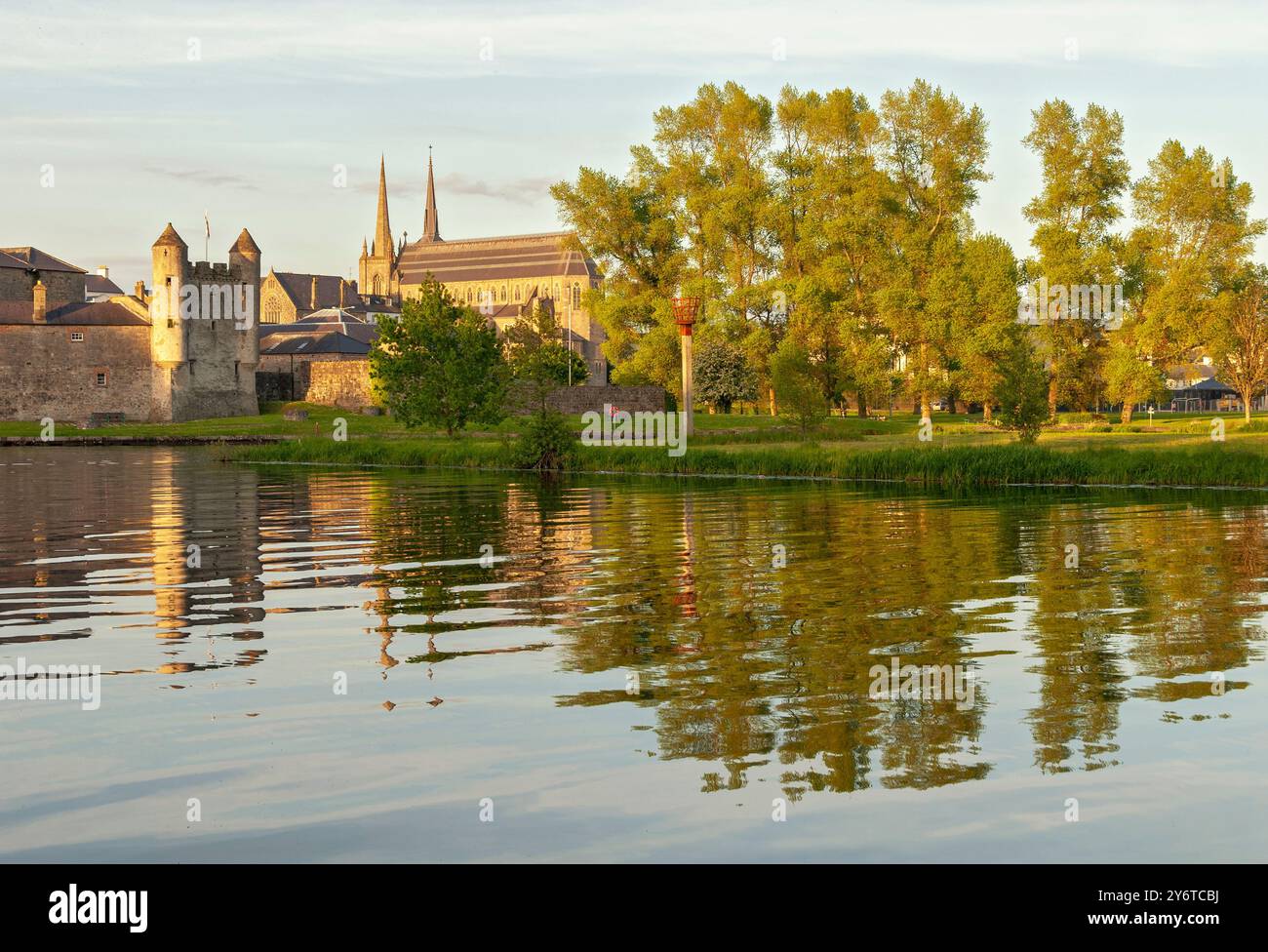 Irlanda del Nord County Fermanagh Enniskillen vista sul fiume Erne verso il castello e la città Foto Stock