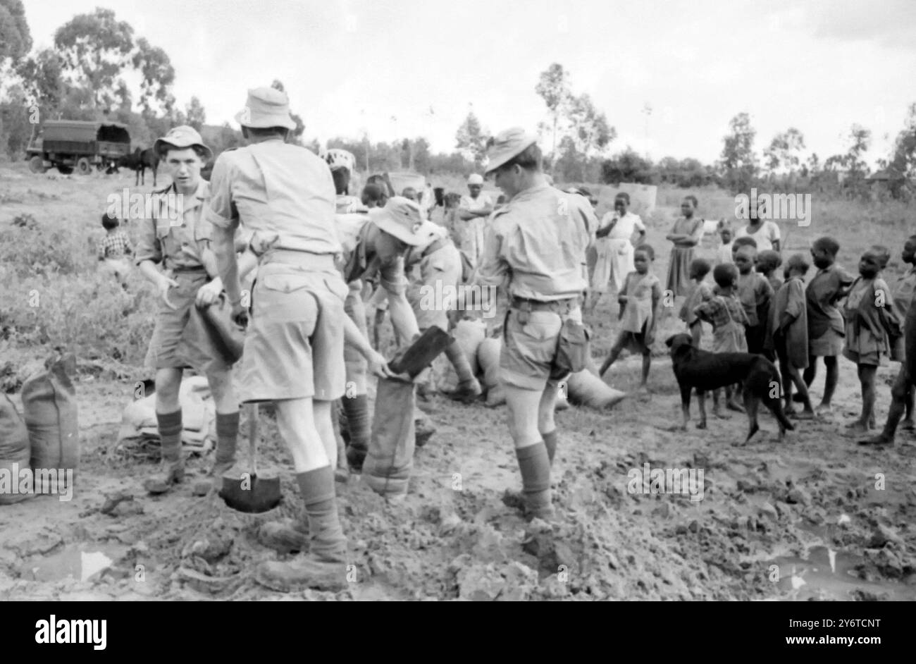 MODA UOMO NUOVI PANTALONI BELL BOTTOM DA CARDIN 26 NOVEMBRE 1961 Foto Stock