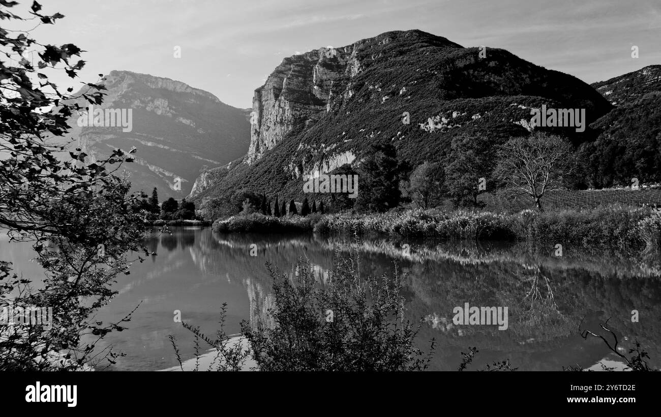 Il castello e il lago Toblino. Paesaggio autunnale. Provincia di Trento. Trentino alto Adige, Italia Foto Stock