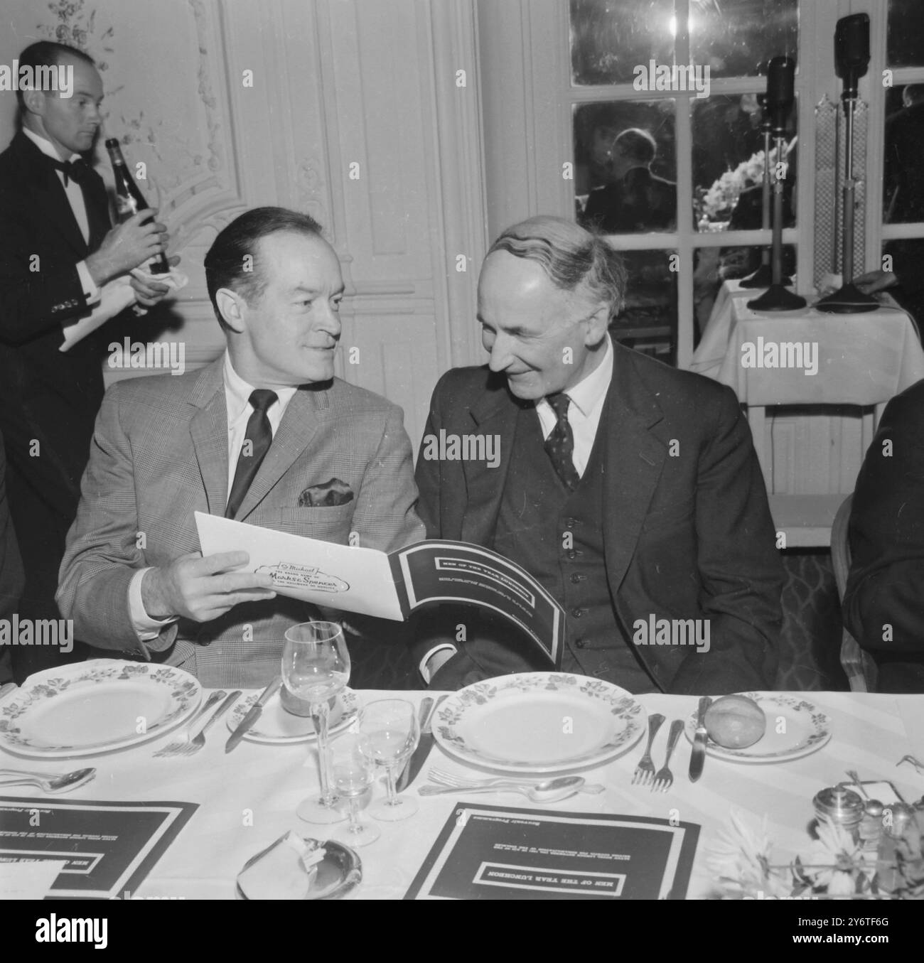 UOMO INTERNAZIONALE DELL'ANNO COMICO BOB HOPE CON BERNARD LOVELL A LONDRA / 10 NOVEMBRE 1961 Foto Stock