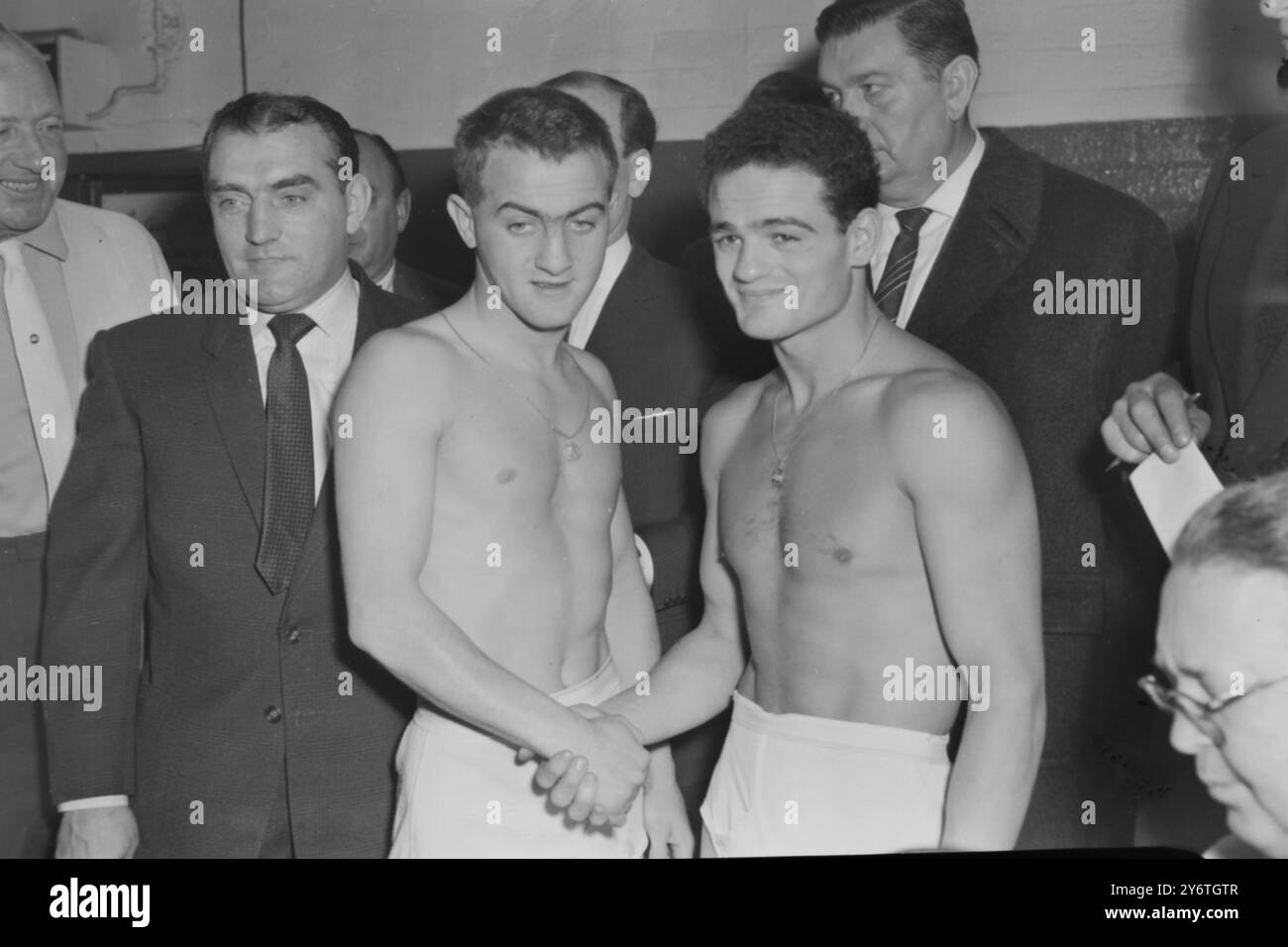 IL PUGILE JOHN CALDWELL DI BELFAST CON ALPHONSE HALIMI DI FRANCIA A LONDRA IL 31 OTTOBRE 1961 Foto Stock