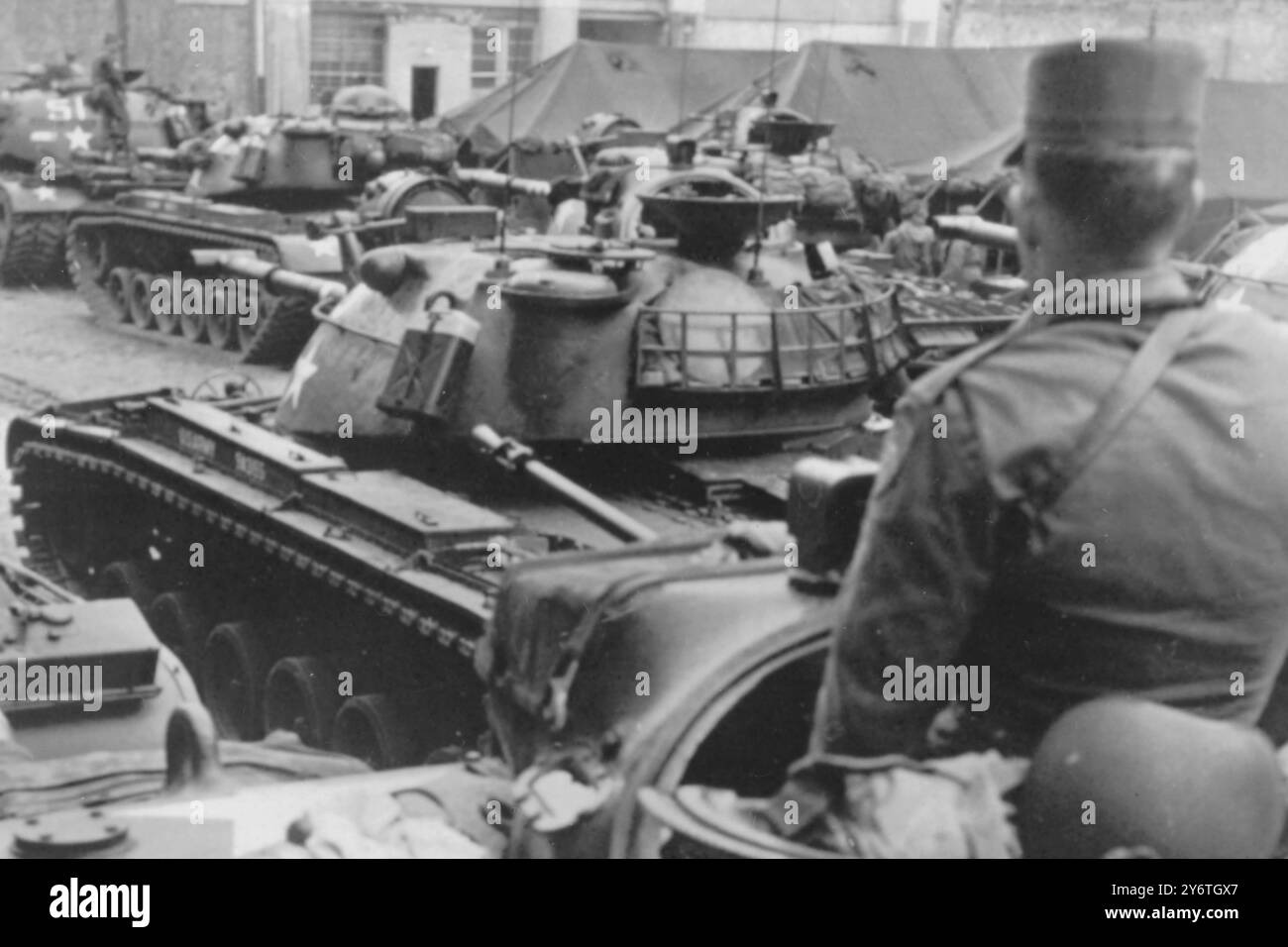 I CARRI ARMATI E LE TRUPPE DELL'ESERCITO AMERICANO SONO IN ALLERTA A BERLINO, GERMANIA OVEST, 31 OTTOBRE 1961 Foto Stock