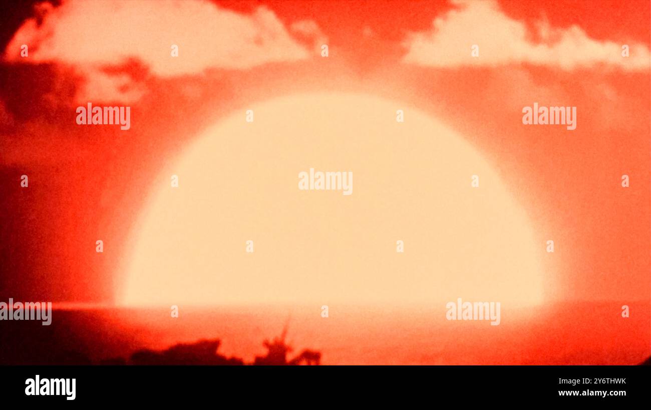 Ivy Mike US test di una bomba atomica di 10,4 megaton di un dispositivo termonucleare che si è svolto il 1° novembre 1952 sull'atollo di Enewetak nell'Oceano Pacifico mostrando l'immensa energia rilasciata durante la prima detonazione di successo della bomba all'idrogeno. Credito: USDoD / Collezione di contrasto Foto Stock