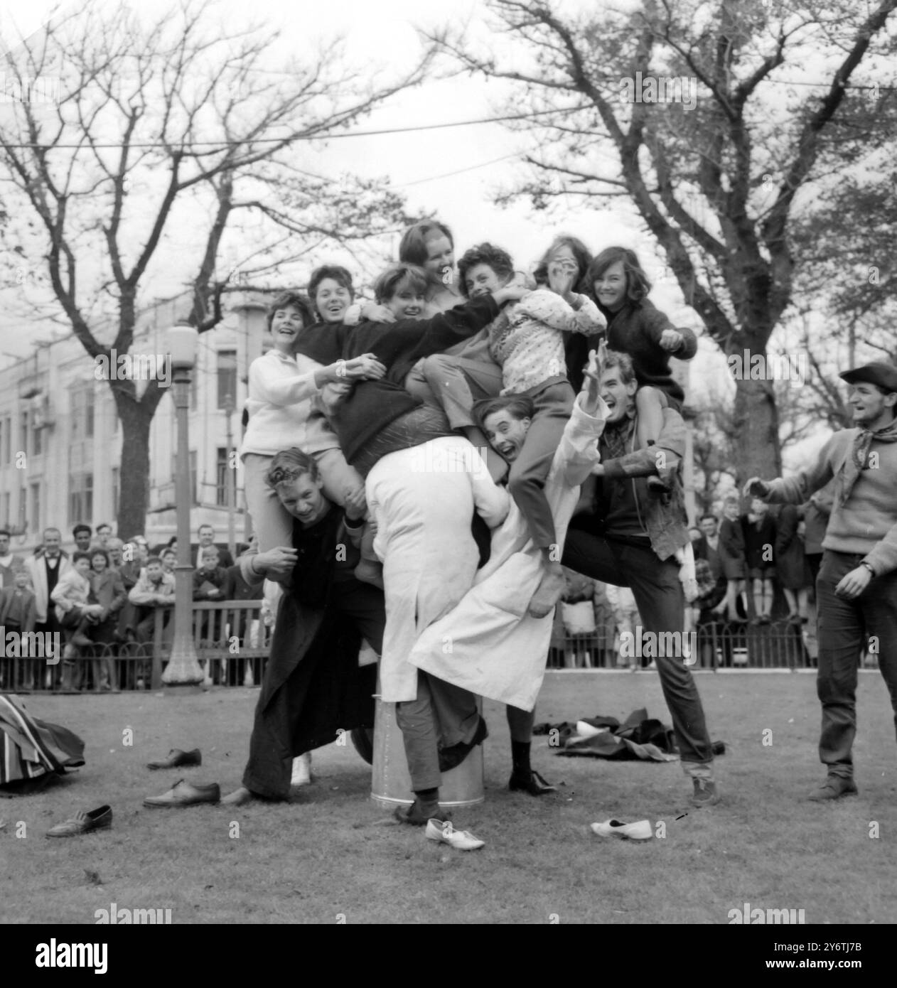 Che dramma che si è rivelato essere sulla vecchia Steine alla Regency, Brighton Today, dove gli studenti di Brighton hanno messo in scena una delle loro scene del Rag Day. Gli energici e risi studenti della Sussex University stavano tentando di battere il record mondiale della pattumiera, vedendo quanti di loro potevano entrarci. Gli studenti dopo molte difficoltà sono riusciti a far entrare diciotto dei loro membri nel contenitore di dimensioni standard. 21 OTTOBRE 1961 Foto Stock