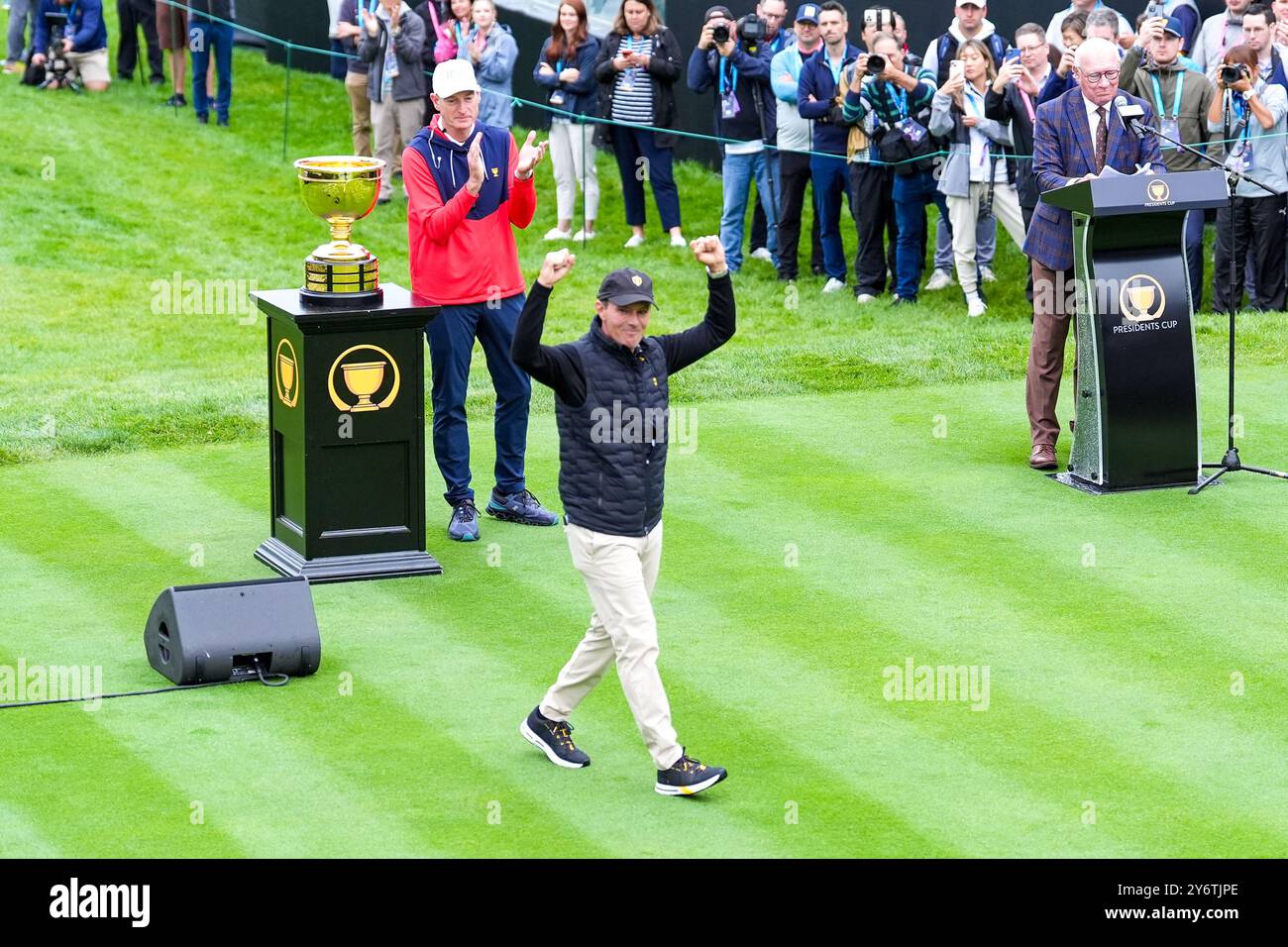 Montreal, Quebec, Stati Uniti. 25 settembre 2024. Il capitano dell'International Team Mike Weir salta in galleria sul primo tee prima della prima giornata della Presidents Cup 2024 al Royal Montreal Golf Club. (Credit Image: © Debby Wong/ZUMA Press Wire) SOLO PER USO EDITORIALE! Non per USO commerciale! Foto Stock