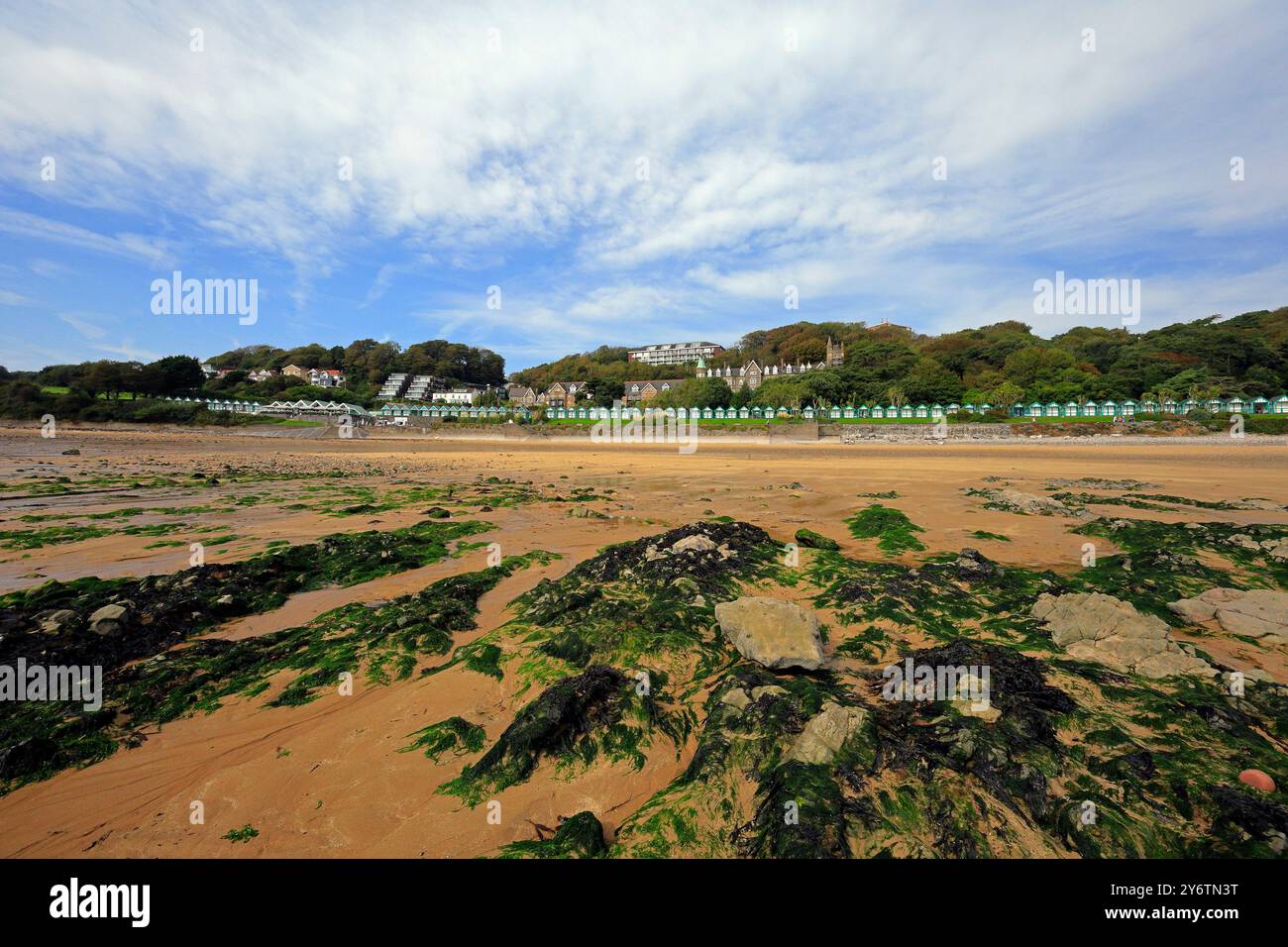 Langland Bay e rifugi sulla spiaggia, The Gower, Swansea, Galles del Sud, Regno Unito. Presa nel settembre 2024 Foto Stock