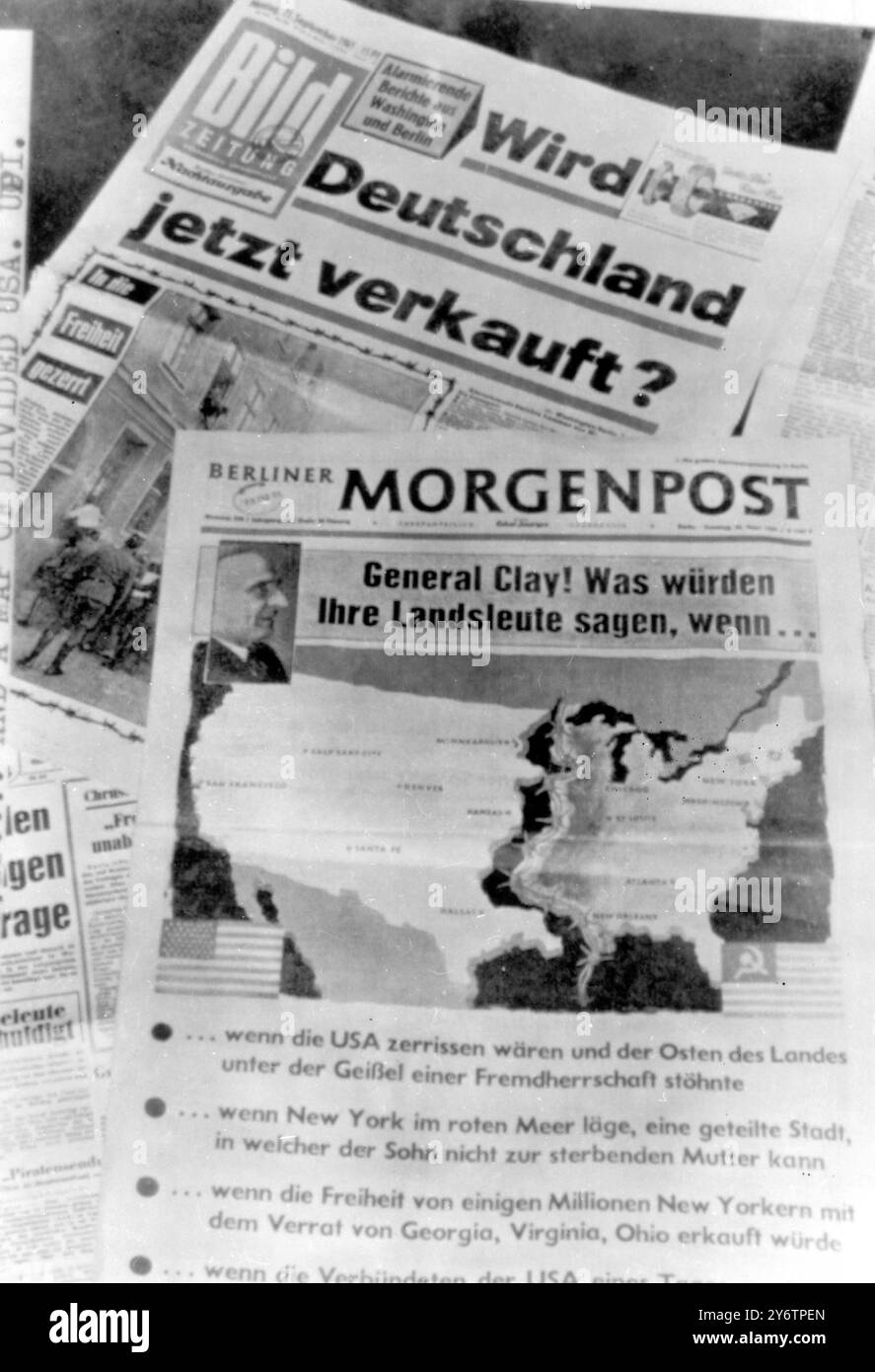 GIORNALI A BERLINO OVEST SULLA CRISI 25 SETTEMBRE 1961 Foto Stock